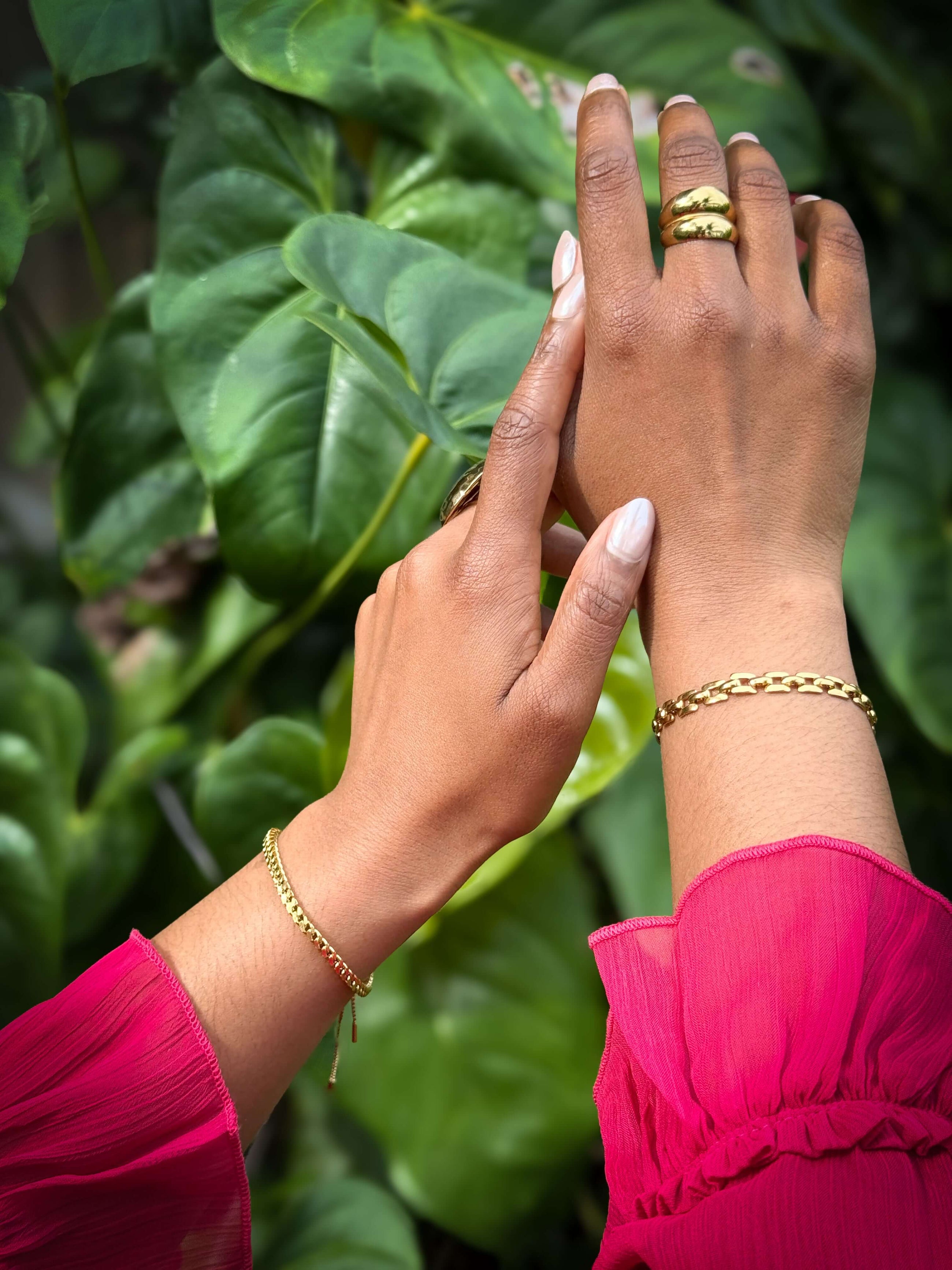 Melt – Waterproof gouden ring op model – Meena Rotterdam