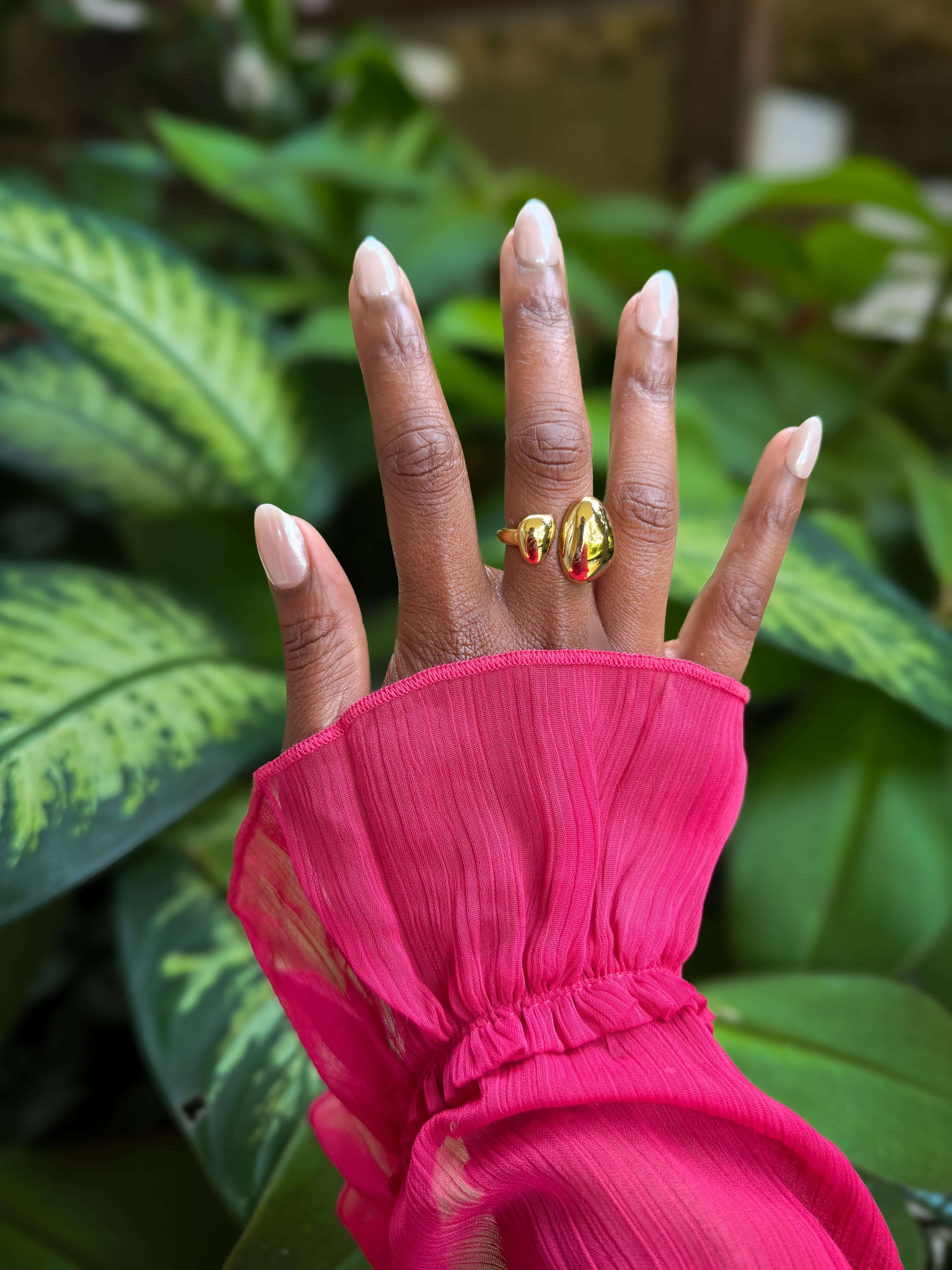 Bold – Gouden ring gedragen op model – Meena Rotterdam