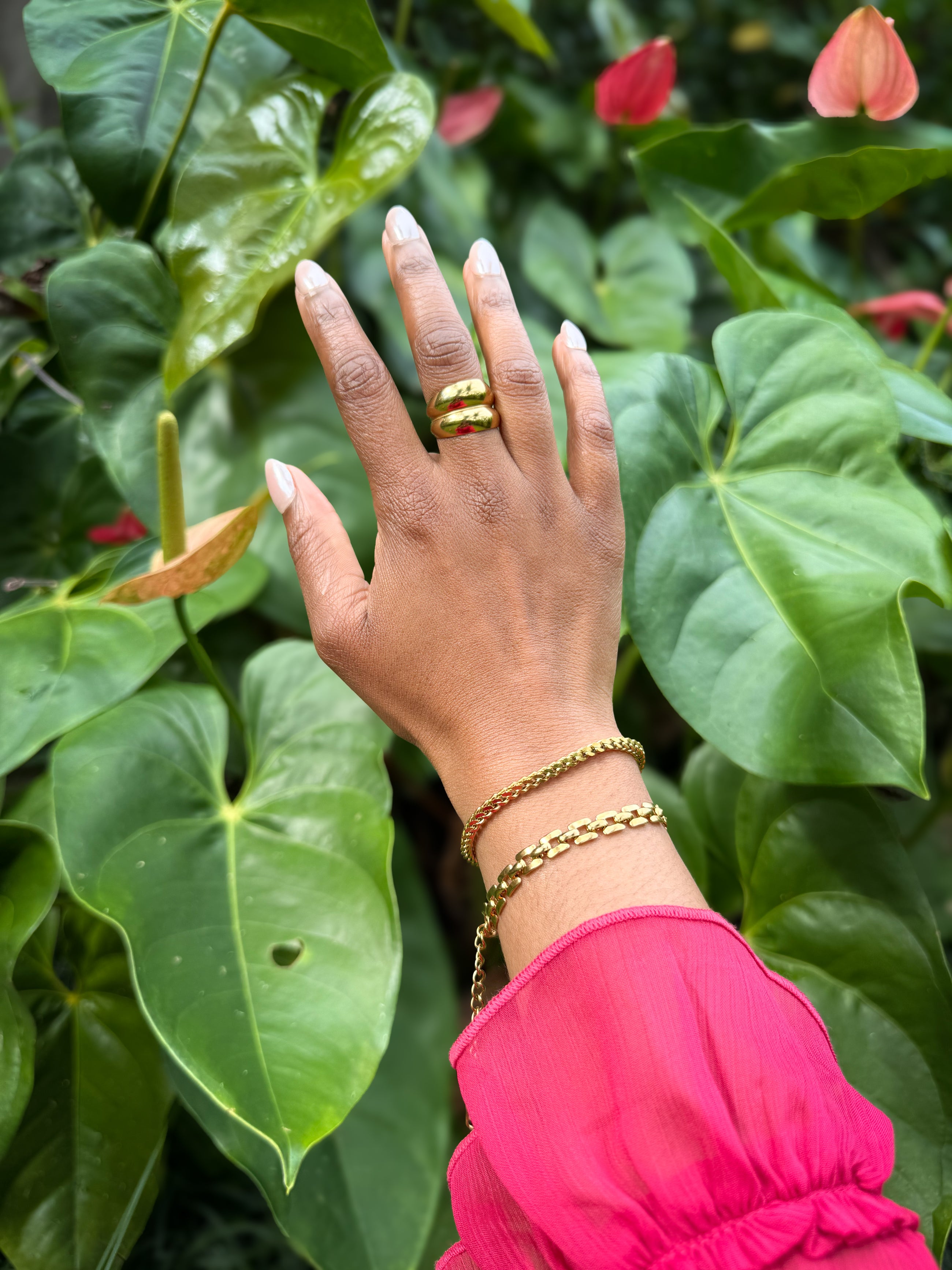 Charming – Gouden armband gedragen op model – Meena Rotterdam