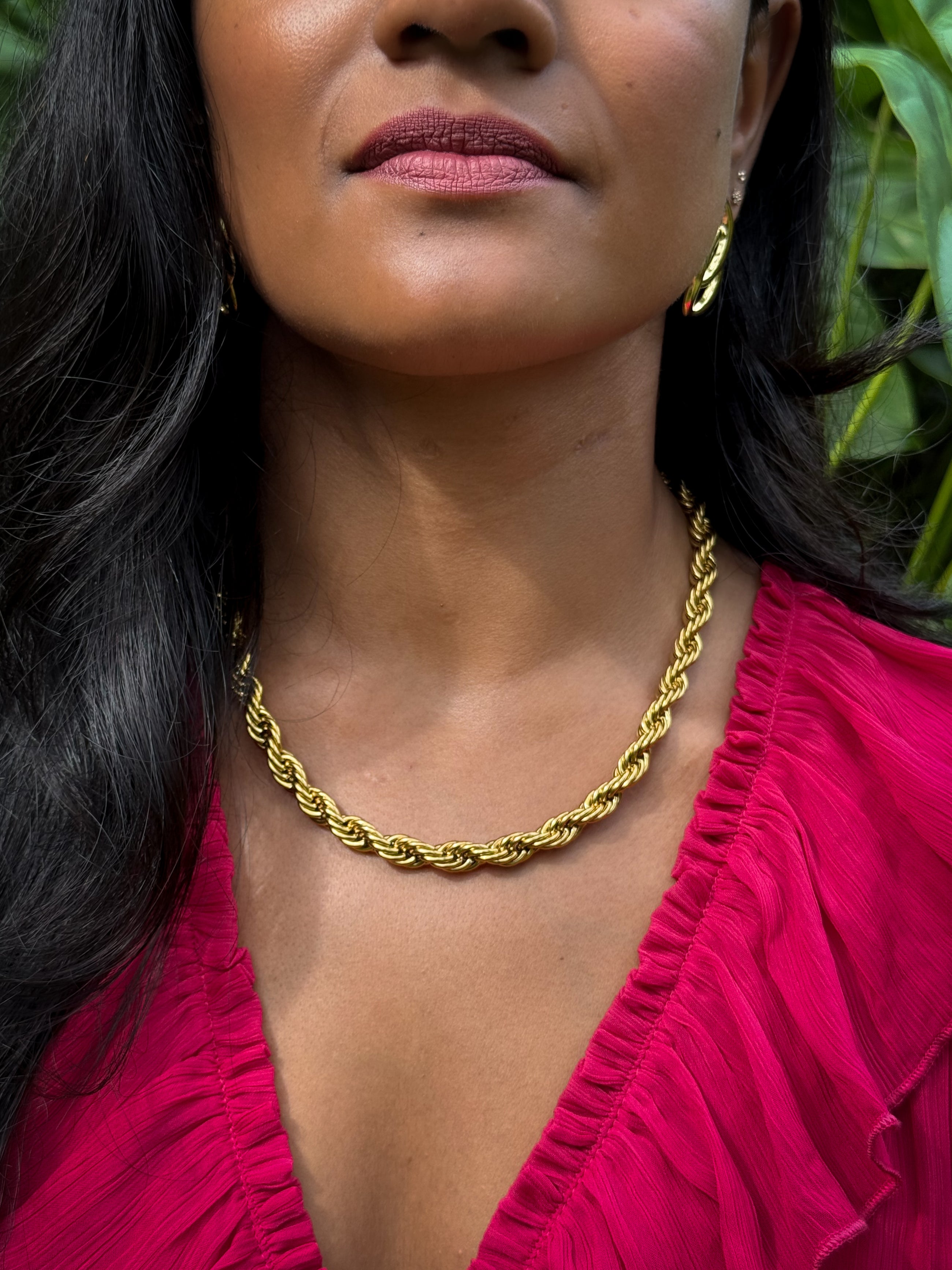 Chunky Chain – Gouden ketting gedragen op model – Meena Rotterdam