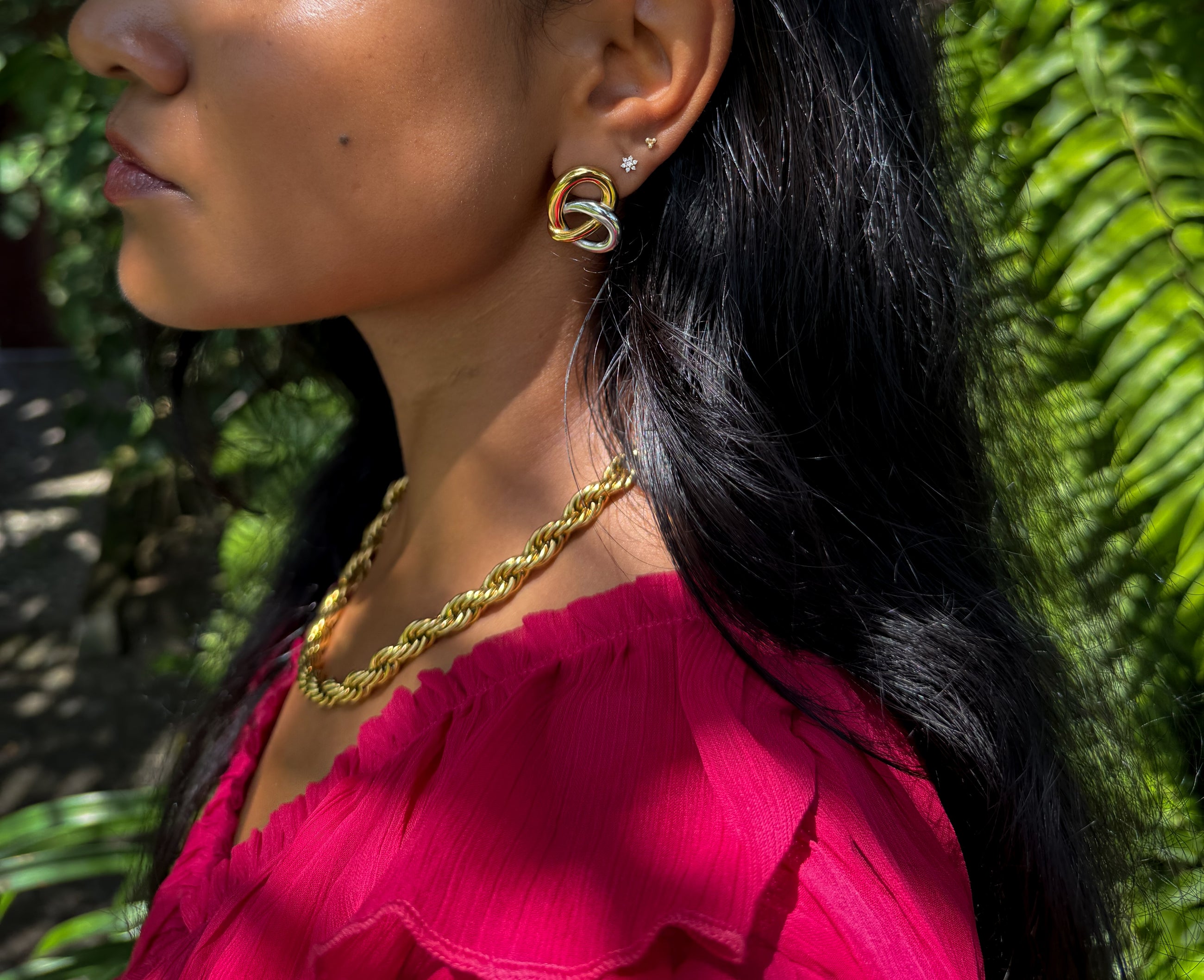 Corporate – Bicolor oorbellen gedragen op model – Meena Rotterdam