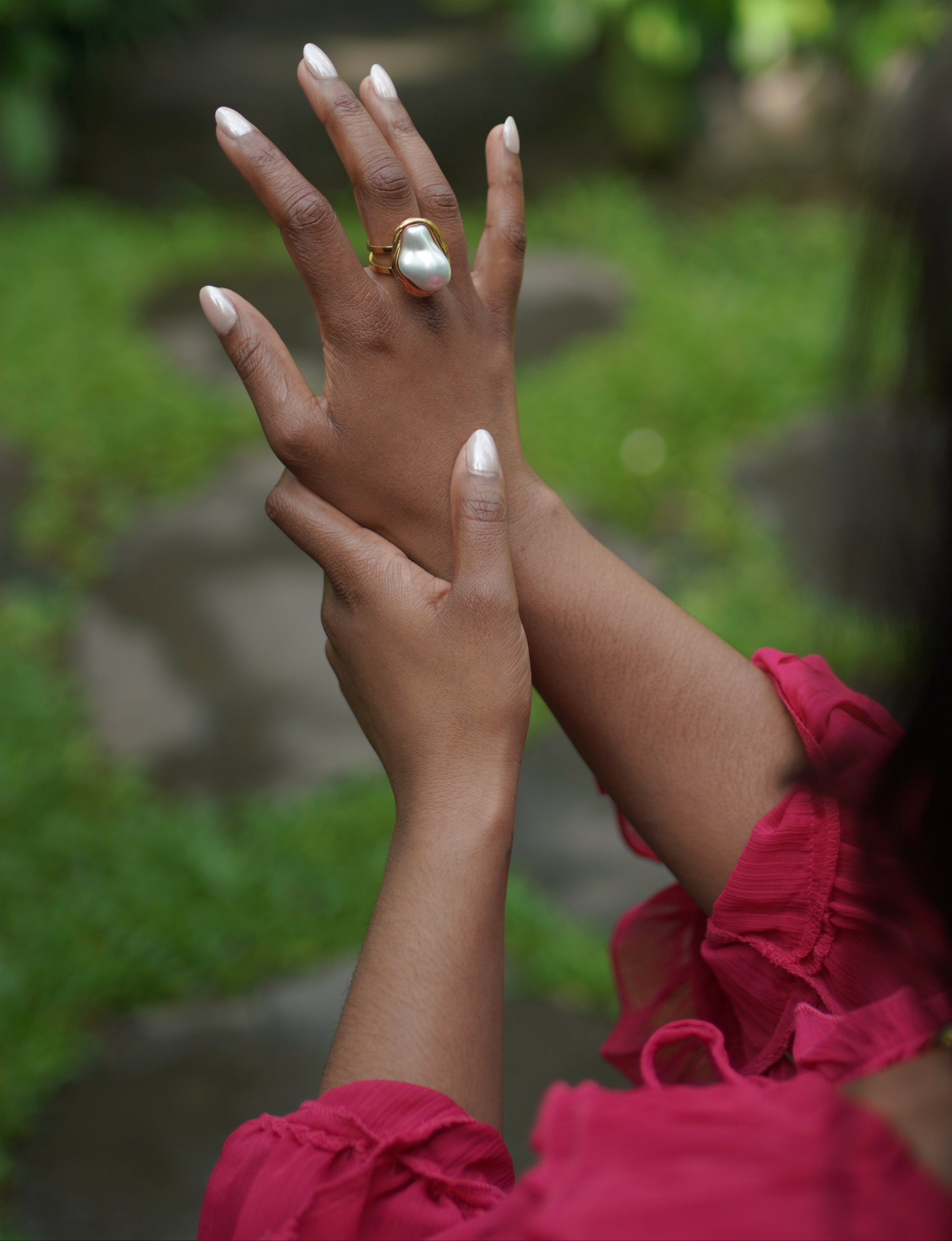 Dashing – Gouden ring gedragen op model – Meena Rotterdam