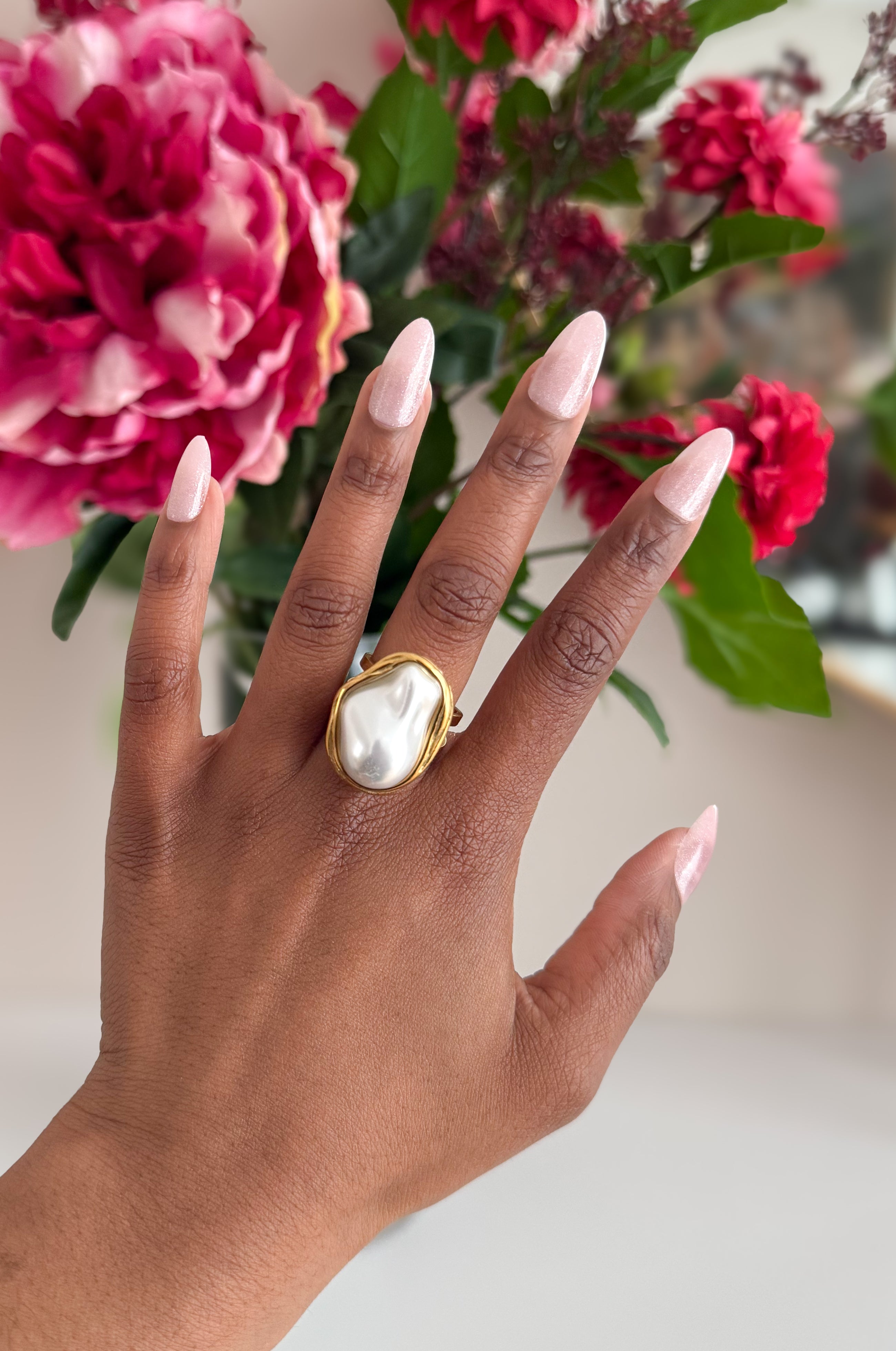 Dashing – Gouden ring gedragen op model hand – Meena Rotterdam