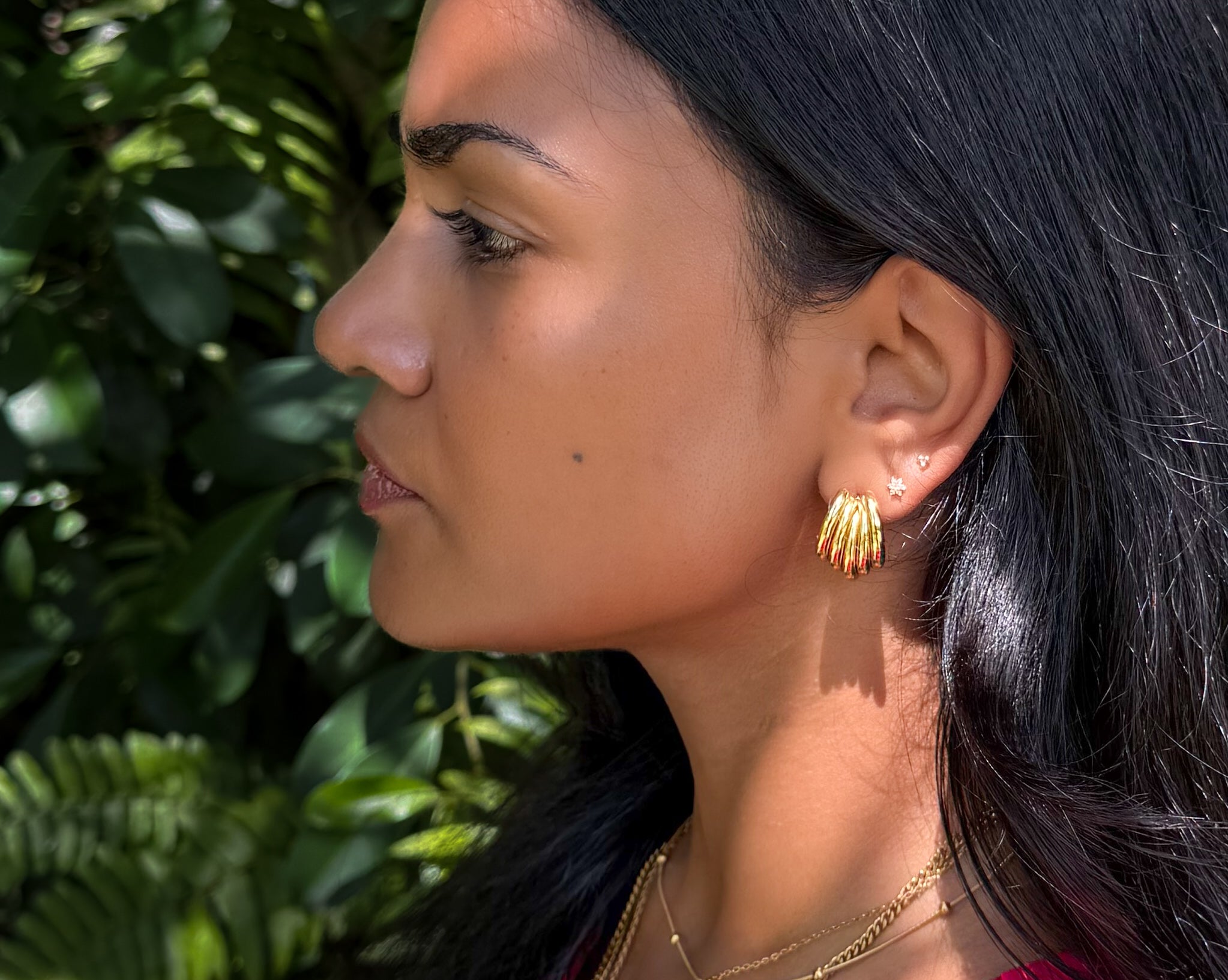 Decadent – Gouden oorbellen gedragen op model – Meena Rotterdam