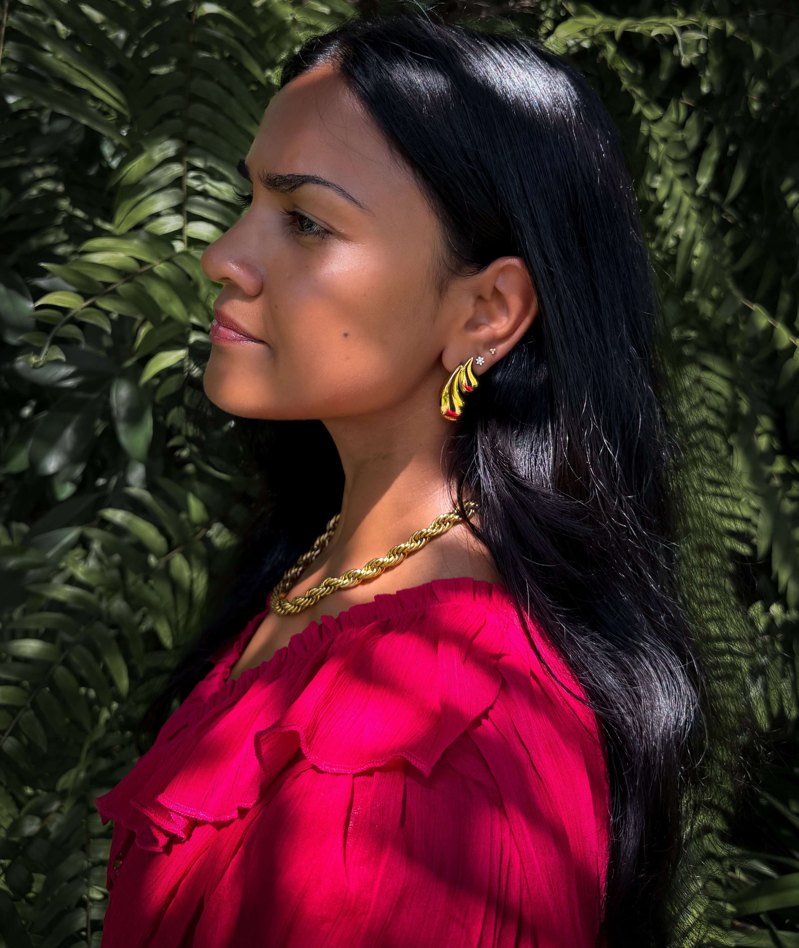 Double drop – Gouden oorbellen gedragen op model – Meena Rotterdam