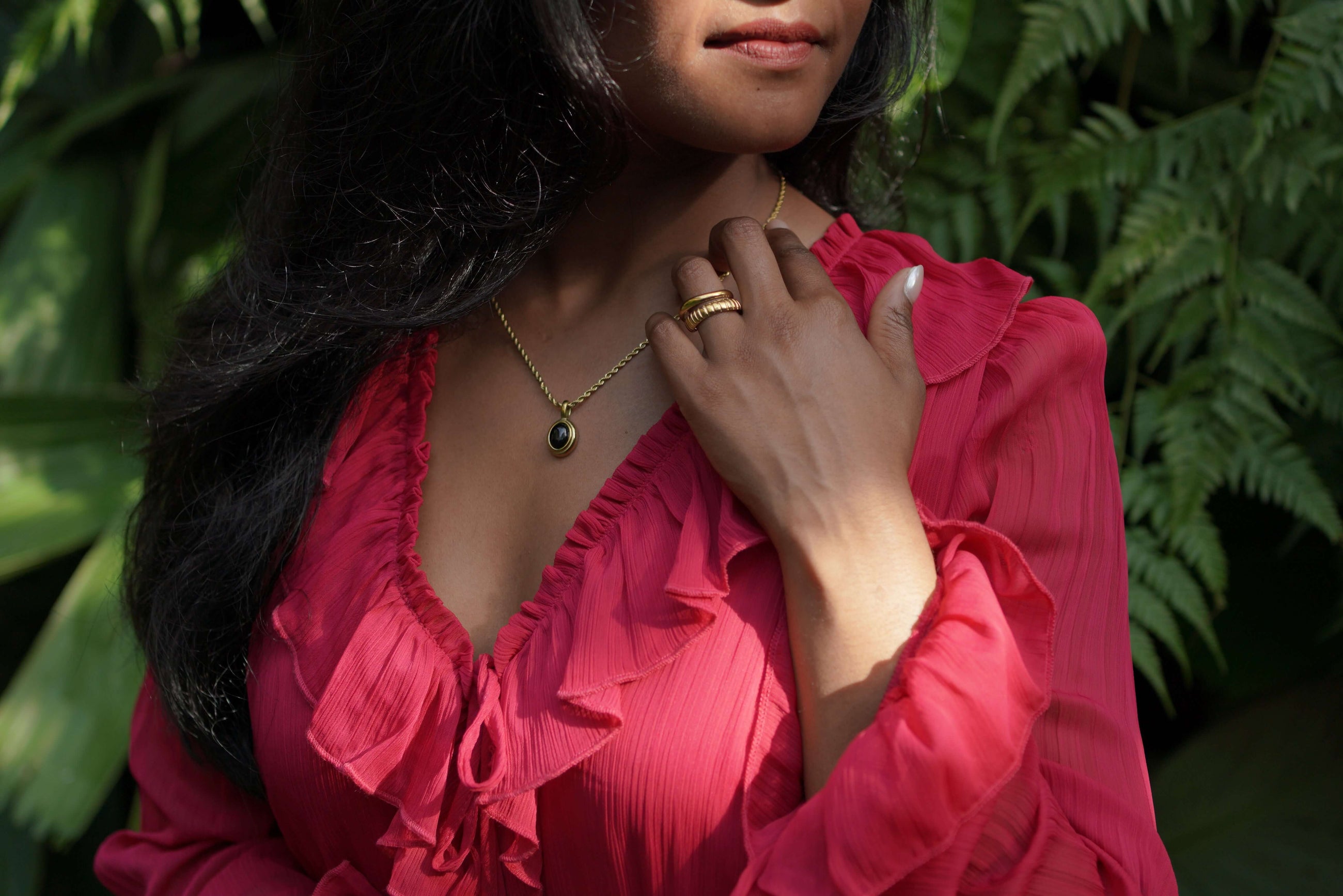 Double – Gouden ring gedragen op model – Meena Rotterdam