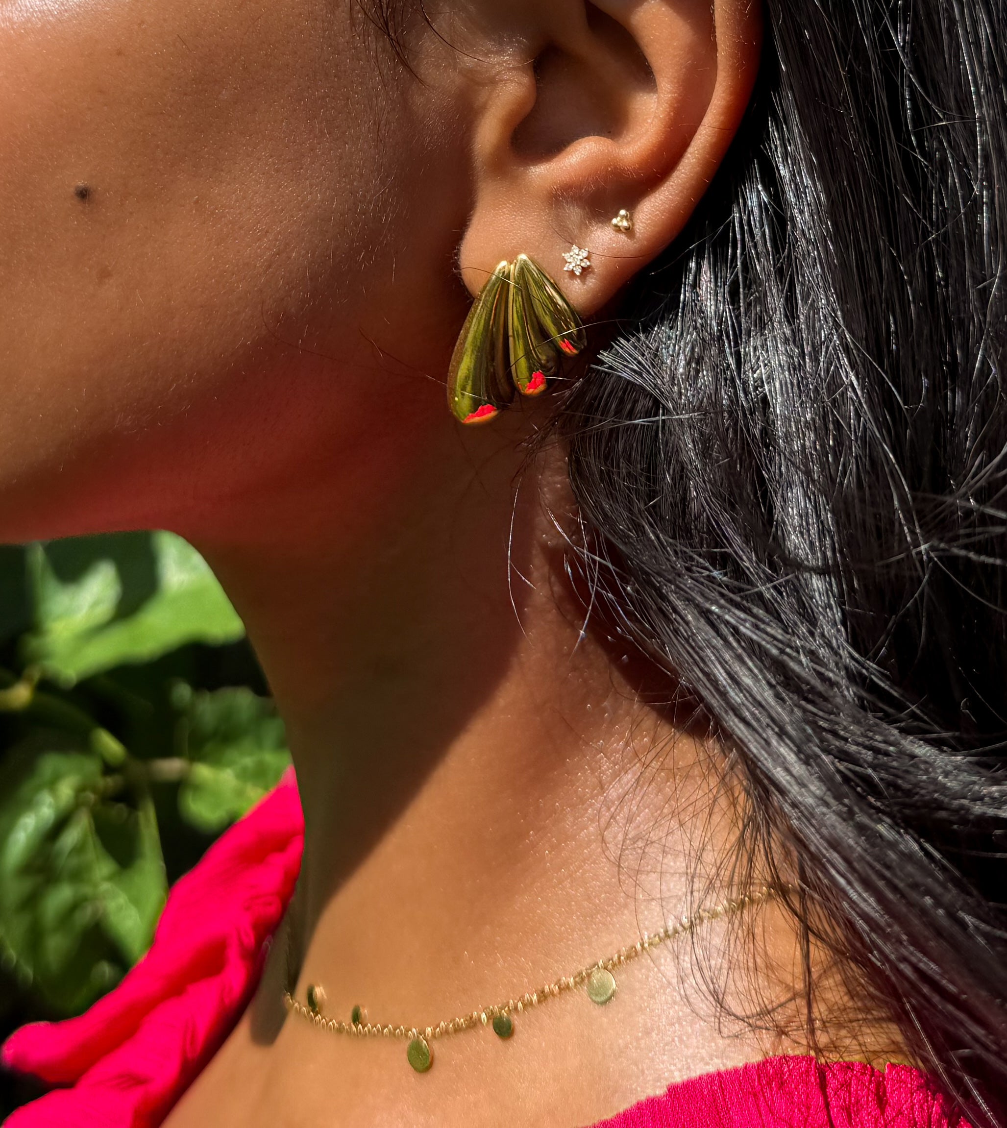 Drops – Waterproof gouden oorbellen op model – Meena Rotterdam