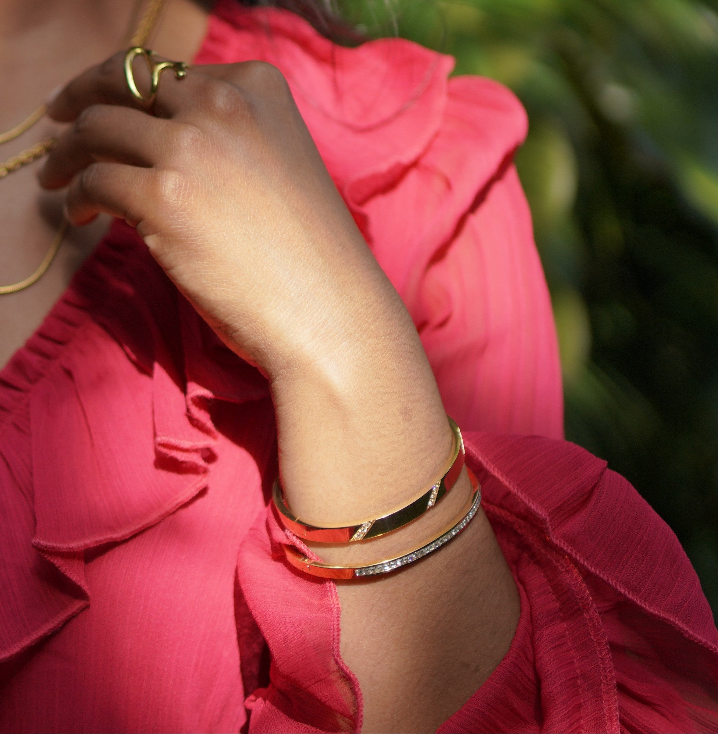 Eternal – Gouden armband gedragen op model – Meena Rotterdam