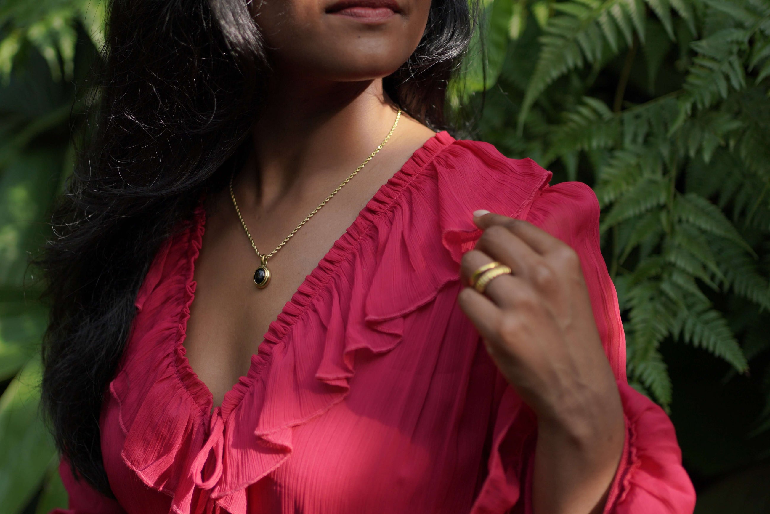 Gem – Gouden ketting met hanger - stainless steel - gedragen op model – Meena Rotterdam