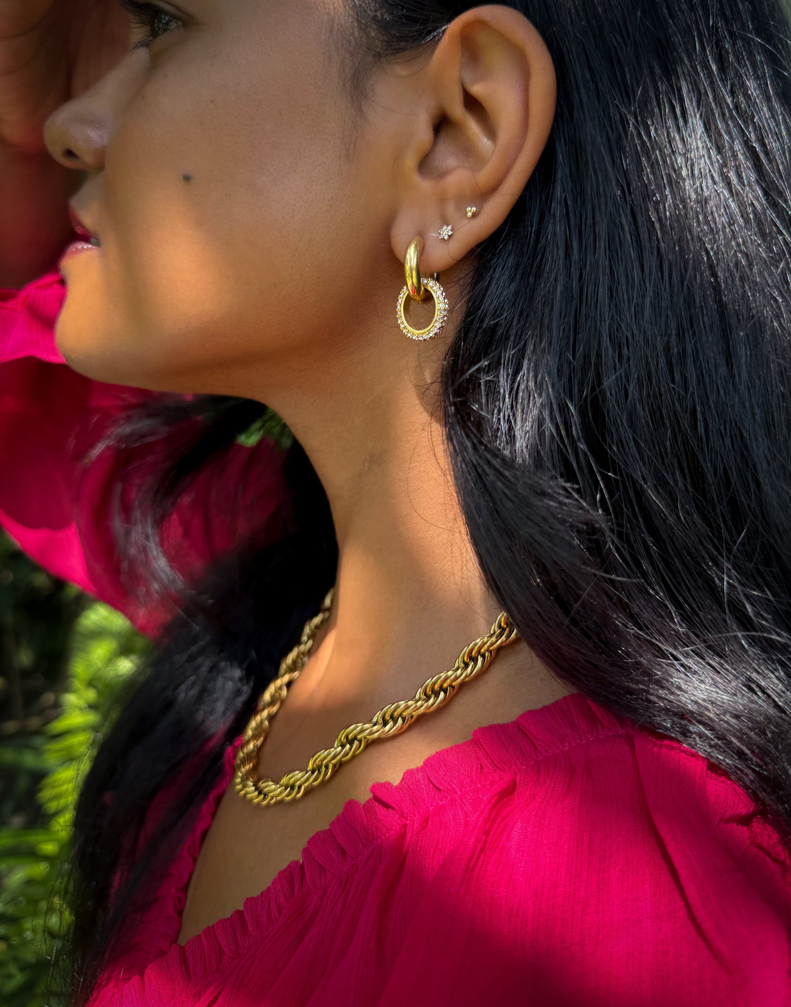 Glamorous – Gouden oorbellen gedragen op model – Meena Rotterdam