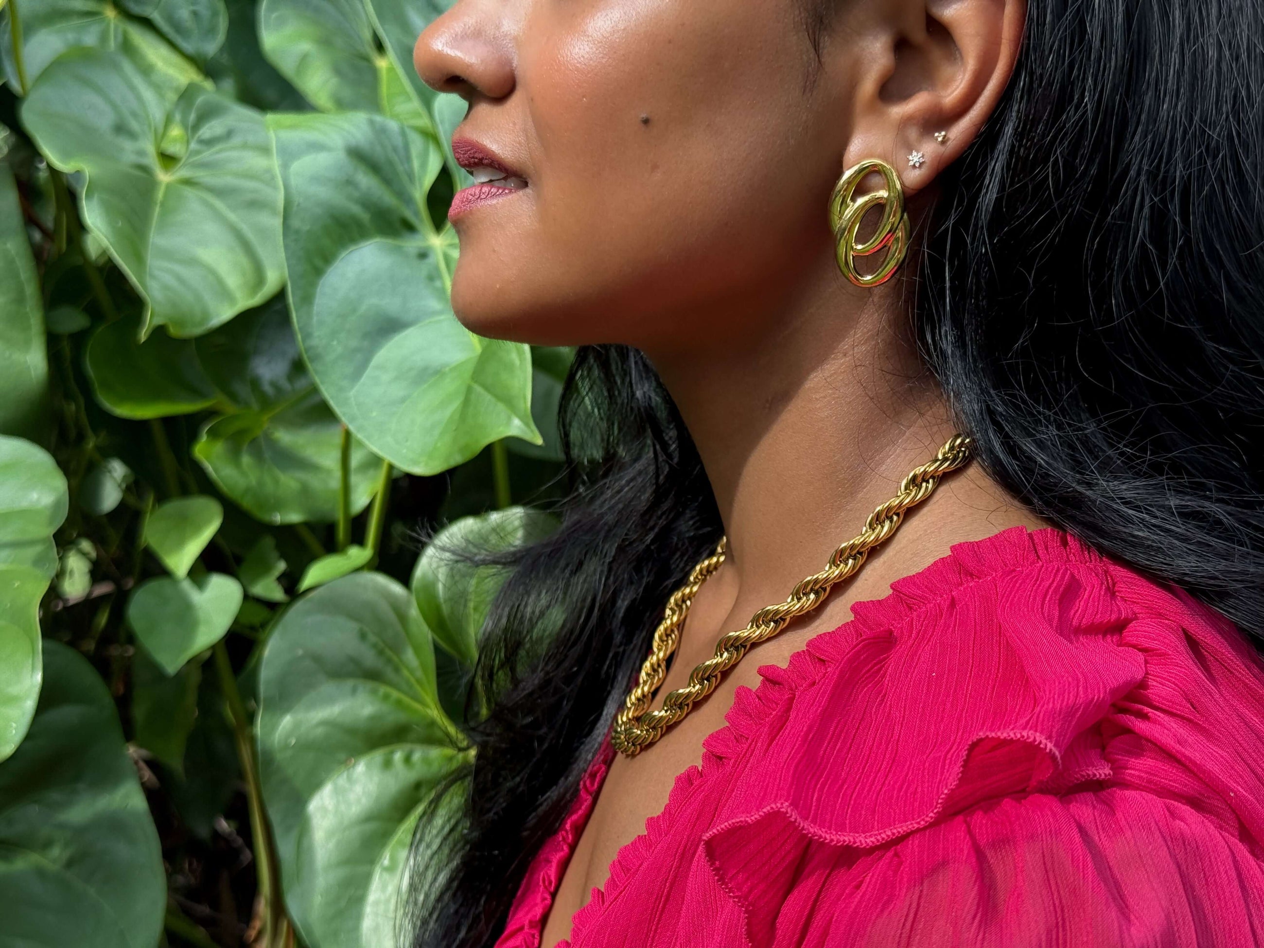 Infinity – Gouden oorbellen gedragen op model – Meena Rotterdam