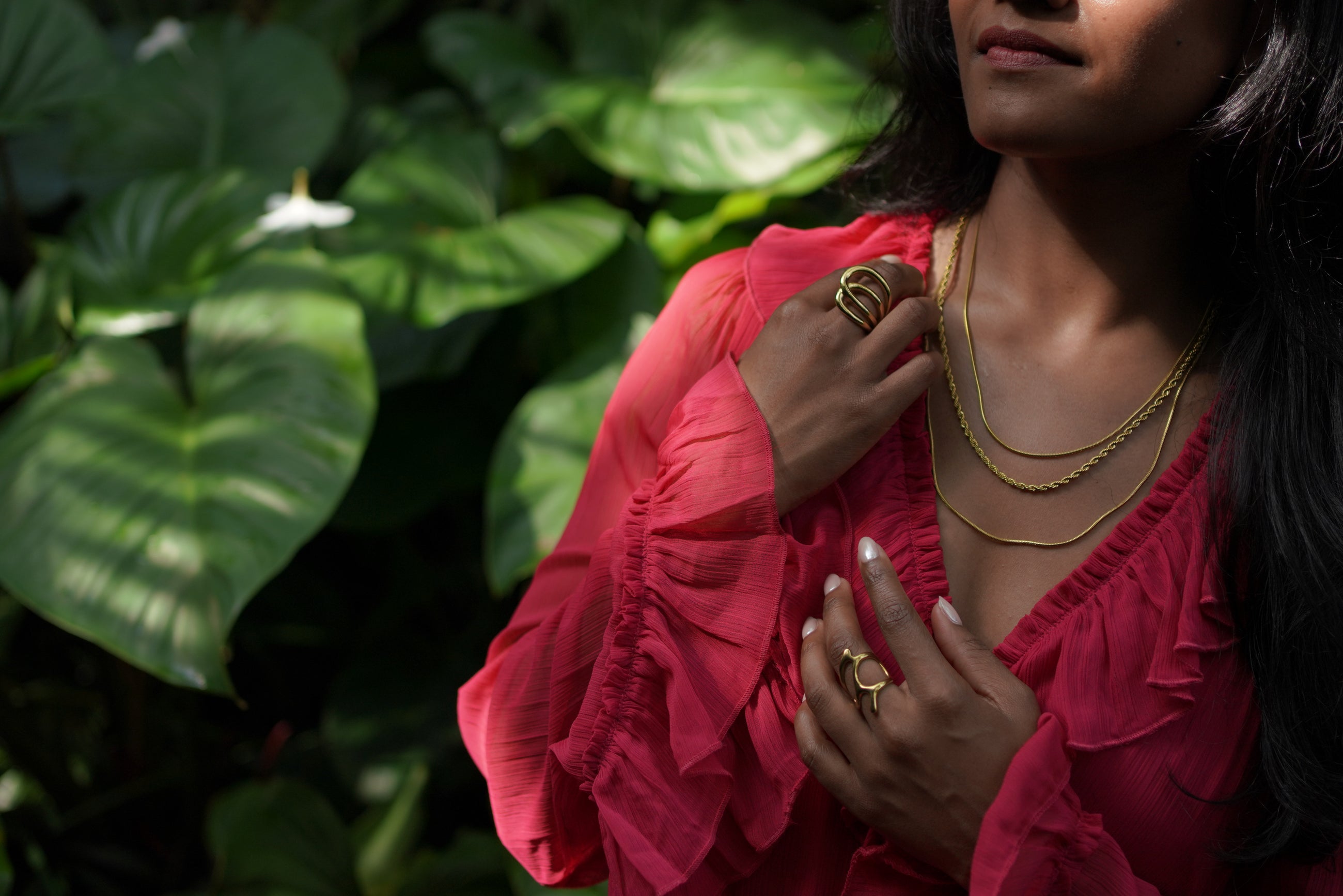 Layers – Gouden ring gedragen op model – Meena Rotterdam