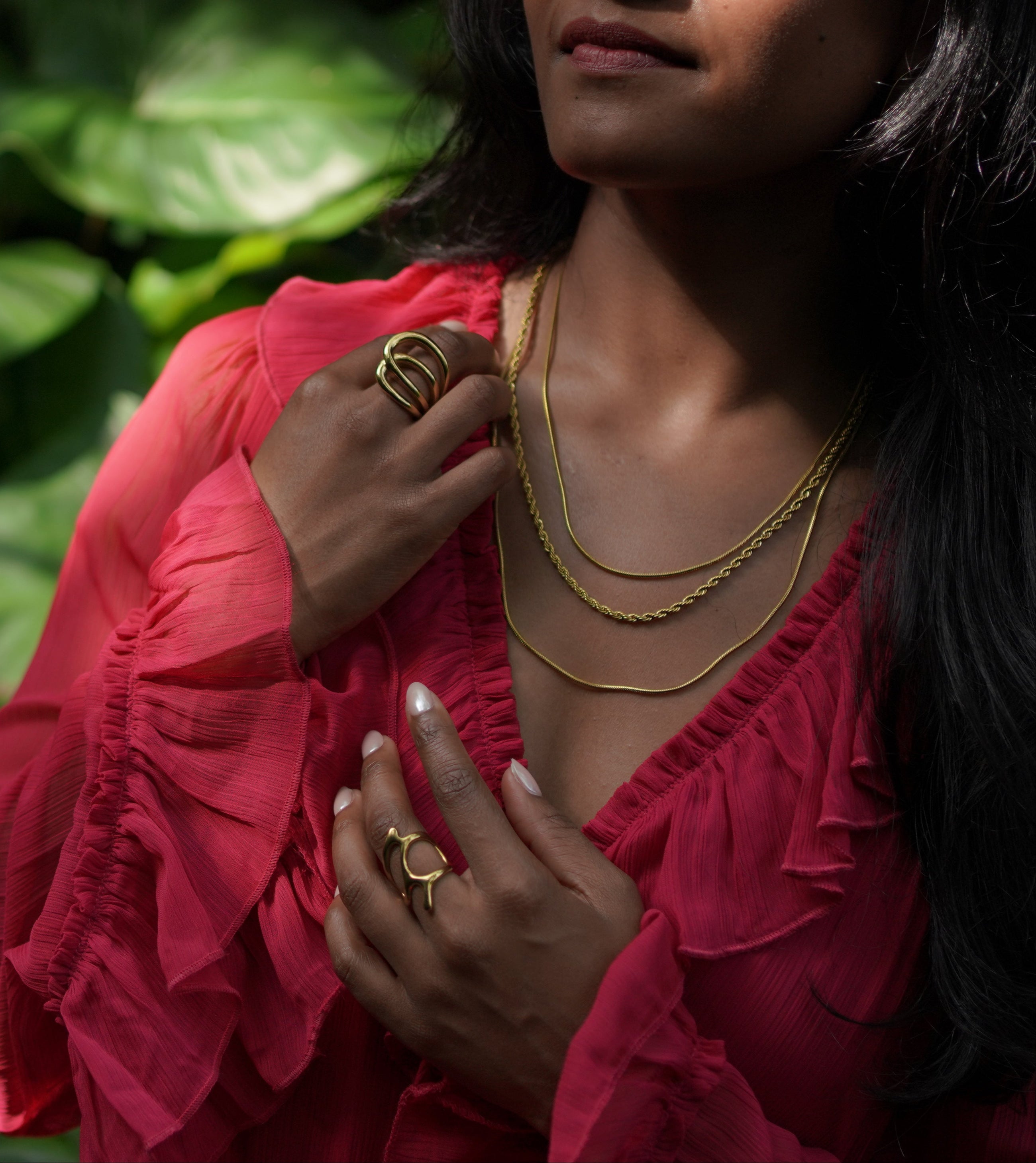 Melt – Gouden ring gedragen op model – Meena Rotterdam