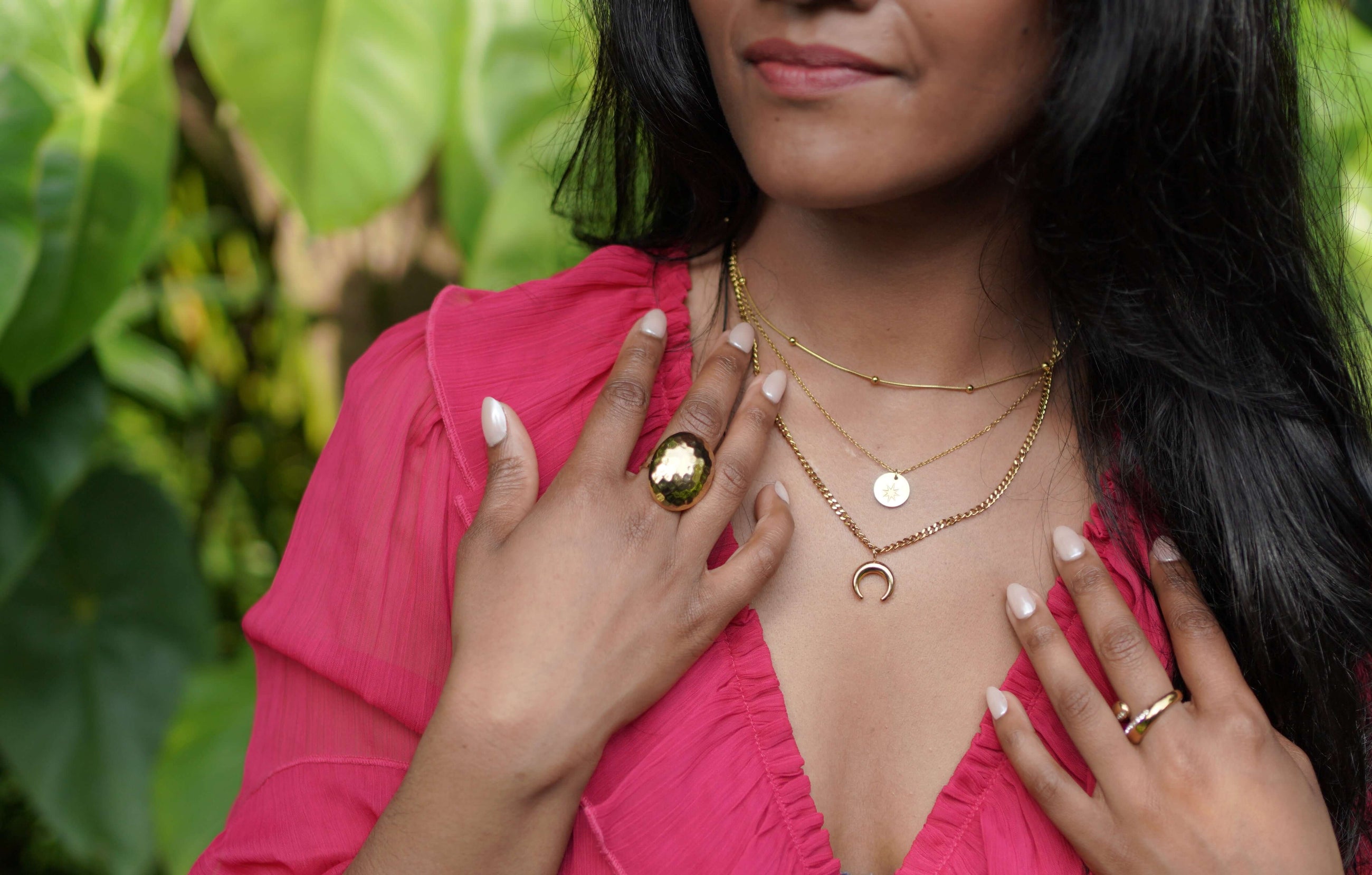 Moon – Gouden ketting gedragen op model – Meena Rotterdam