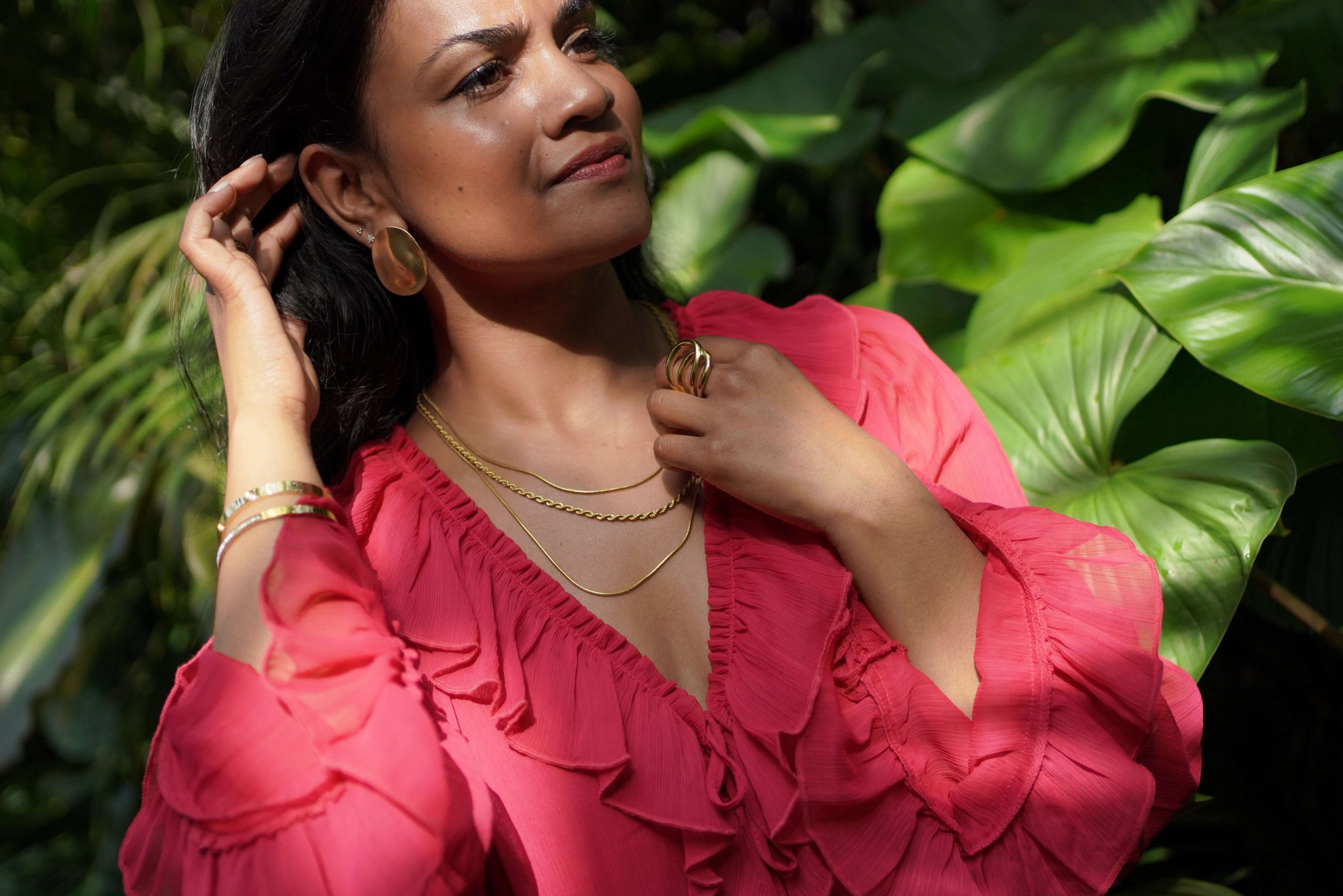 Oval – Gouden oorbellen gedragen op model – Meena Rotterdam