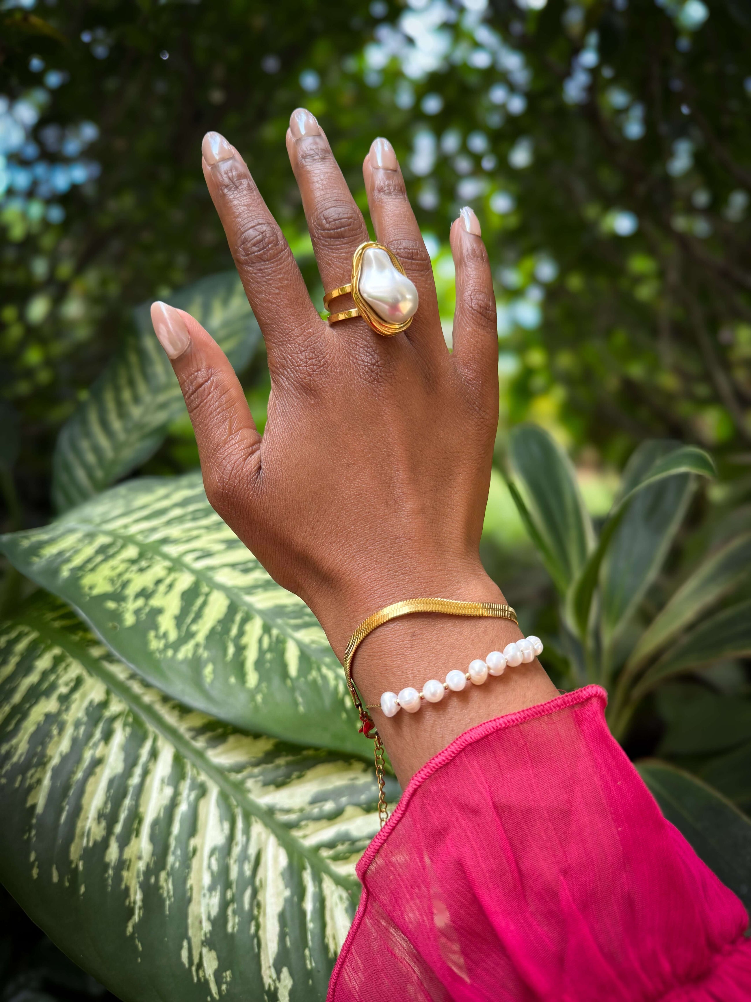 Pearl – Gouden armband gedragen op model – Meena Rotterdam