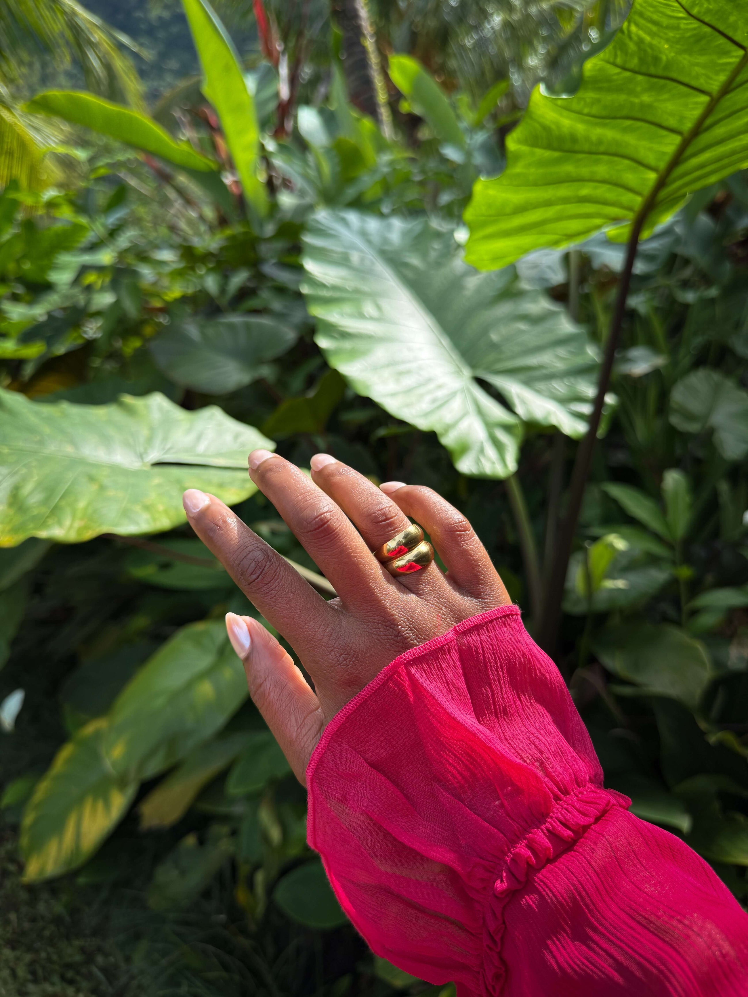 Posh – Gouden ring gedragen op model – Meena Rotterdam