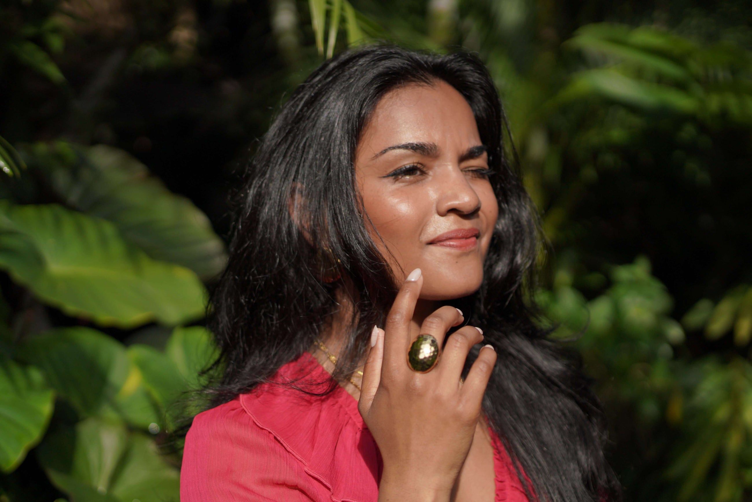 Royal – Gouden ring gedragen op model – Meena Rotterdam