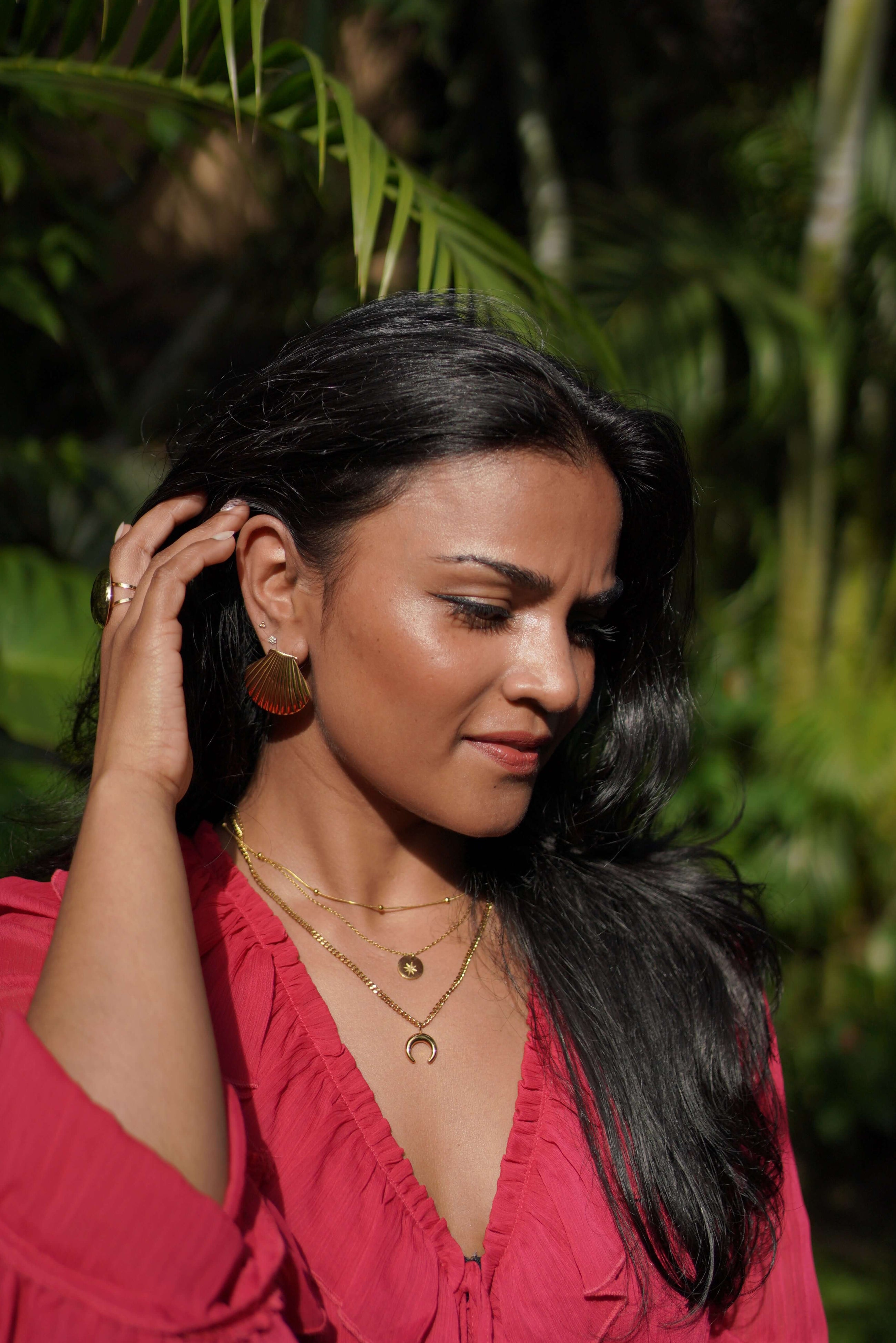 Scallop – Gouden oorbellen gedragen op model – Meena Rotterdam