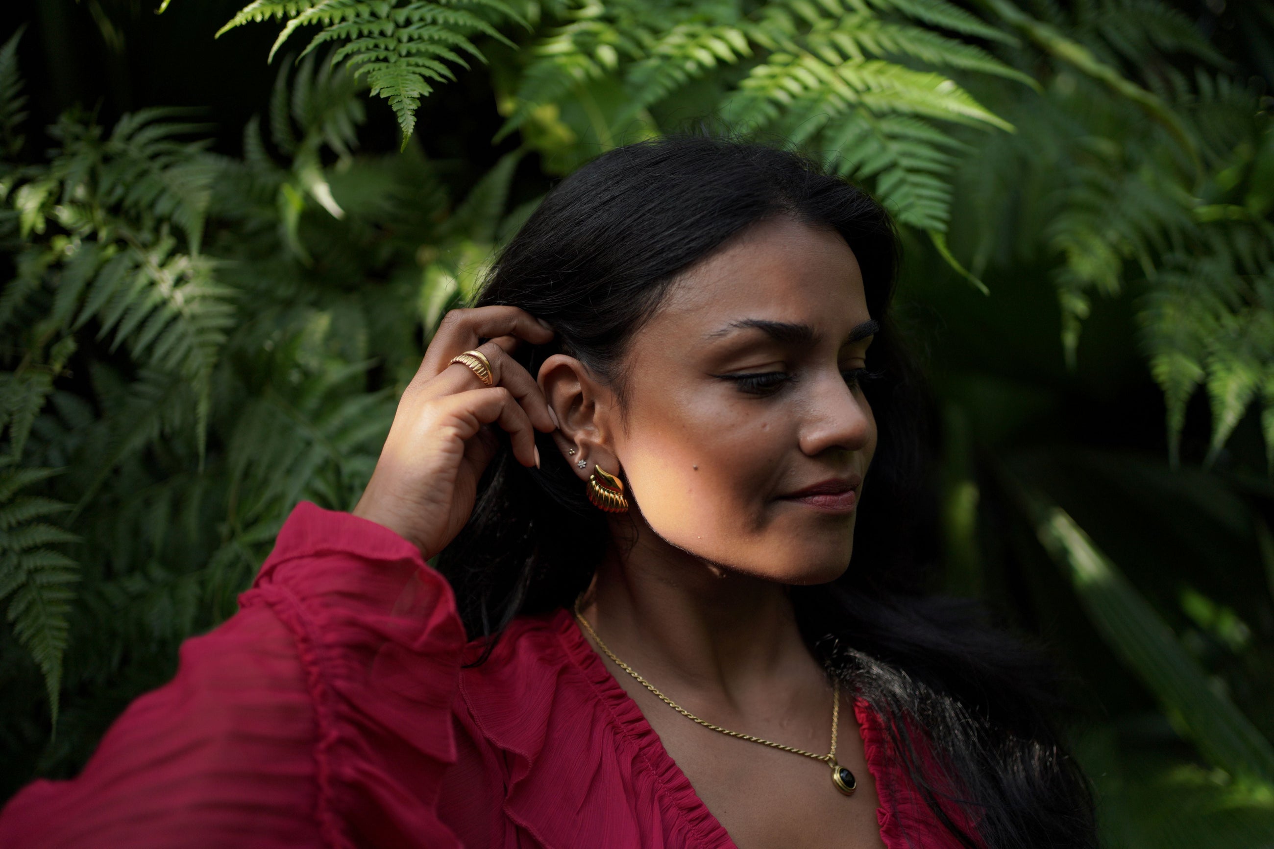 Seashell – Gouden oorbellen gedragen op model – Meena Rotterdam