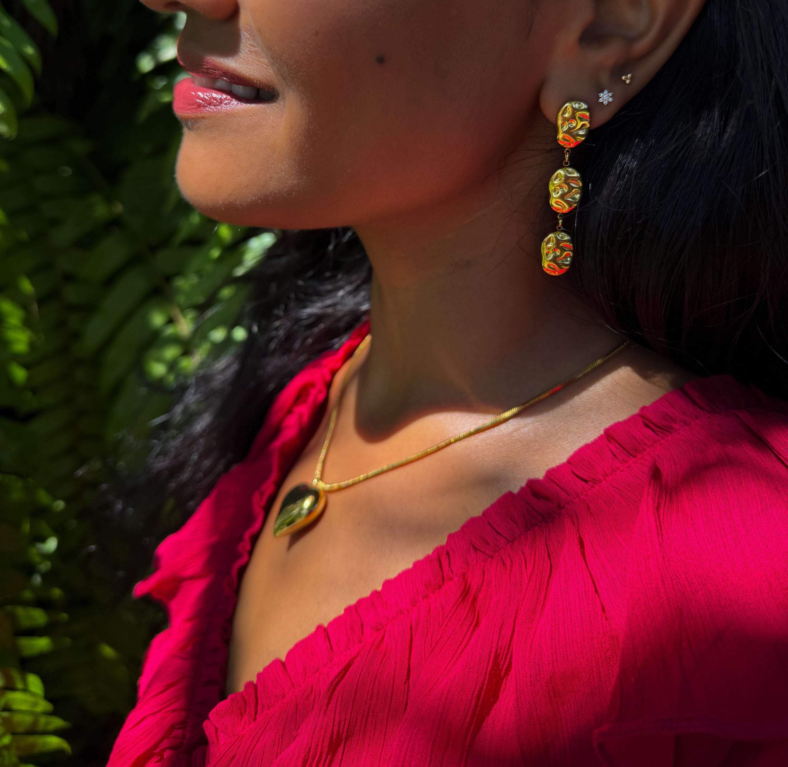 So Chic – Waterproof gouden oorbellen gedragen door model – Meena Rotterdam