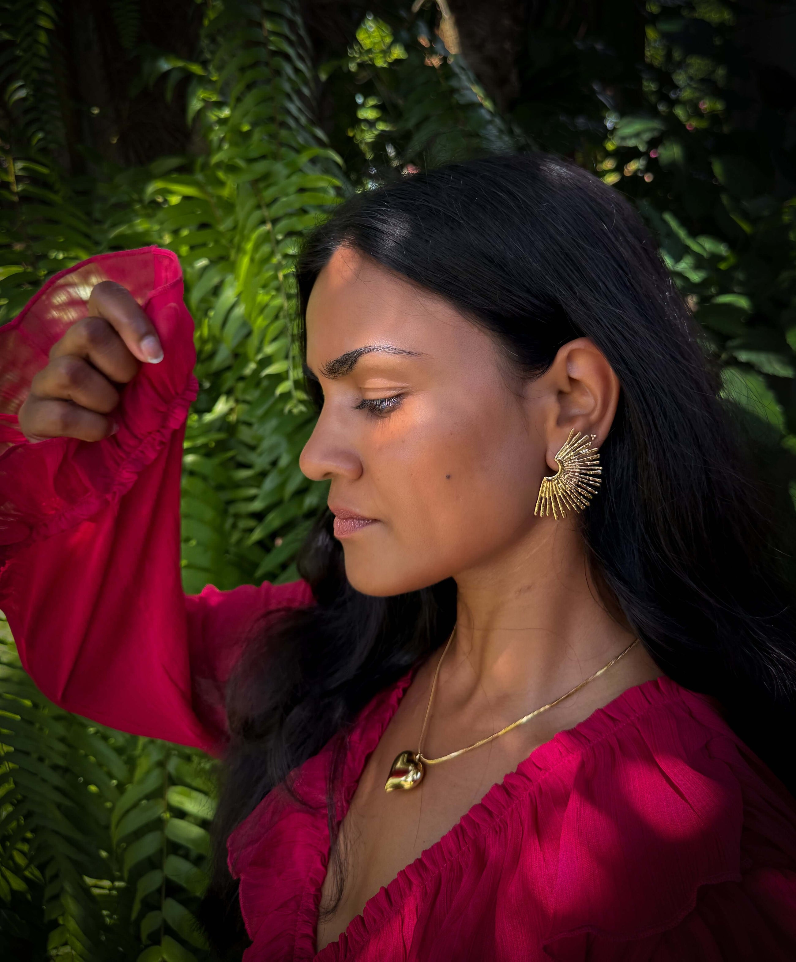 Soleil – Gouden oorbellen gedragen op model – Meena Rotterdam