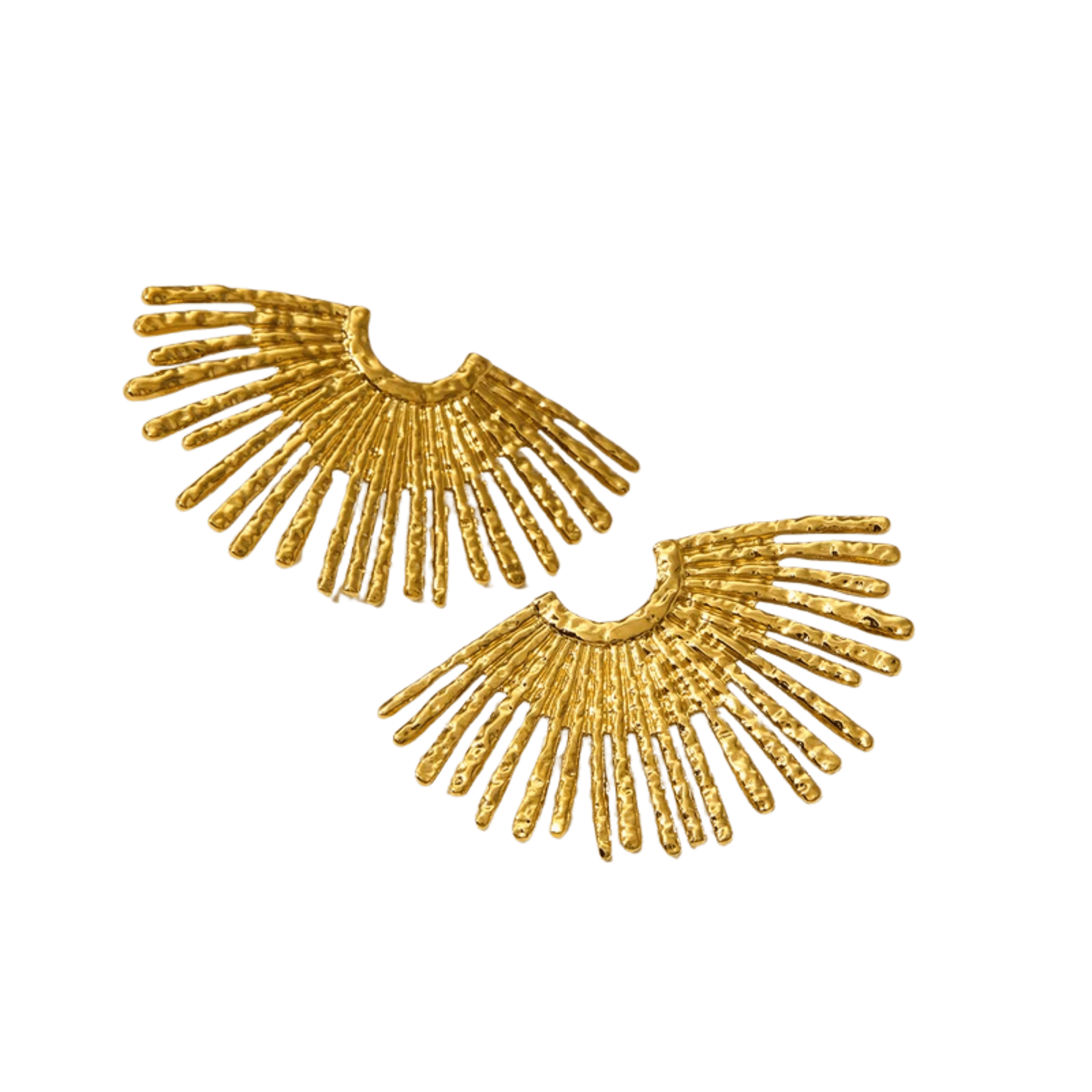 Soleil – Waterproof gouden oorbellen op witte achtergrond – Meena Rotterdam