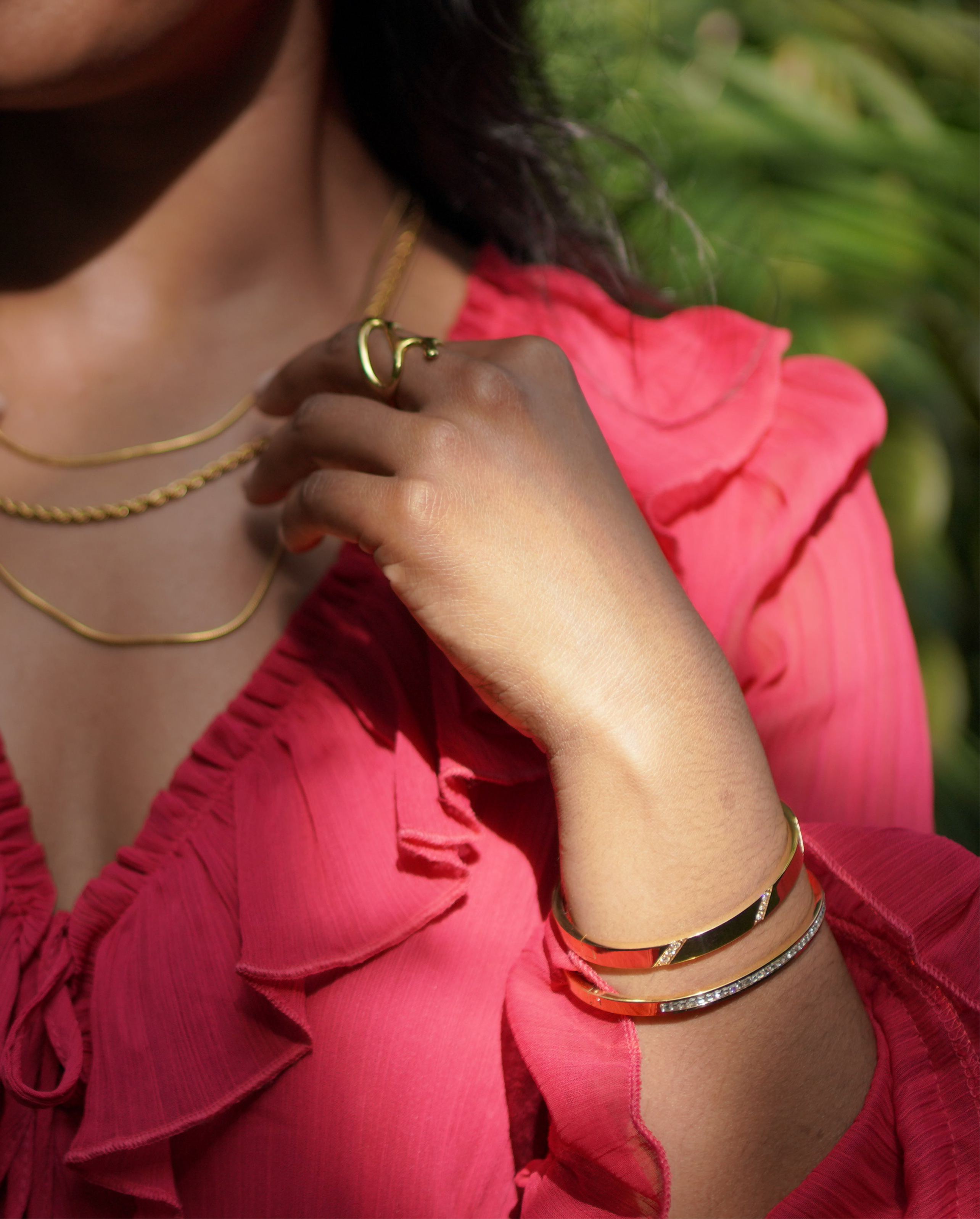 Sparkle – Gouden armband gedragen op model – Meena Rotterdam