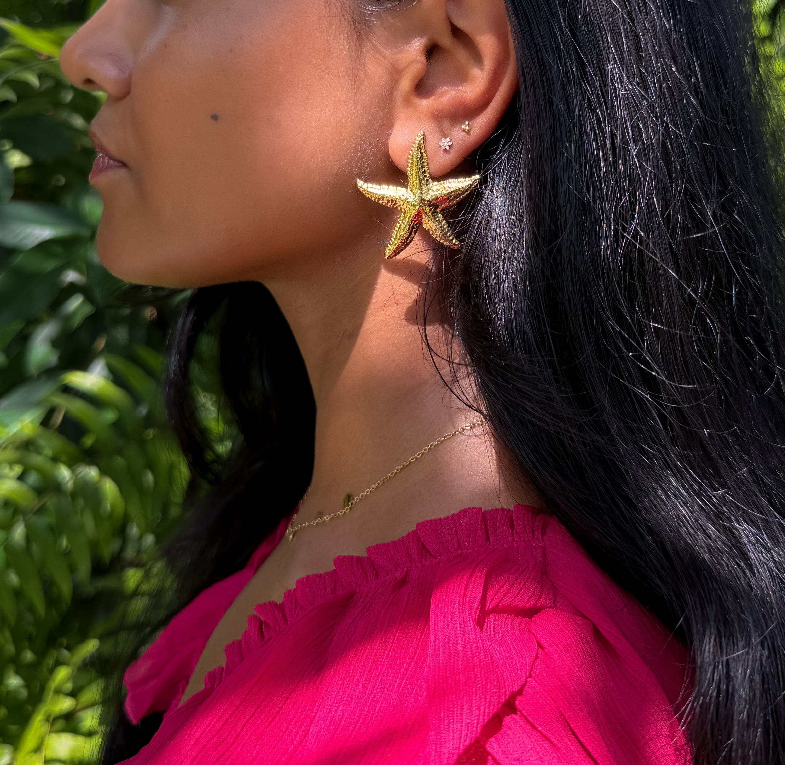 Starfish – Gouden oorbellen gedragen op model – Meena Rotterdam