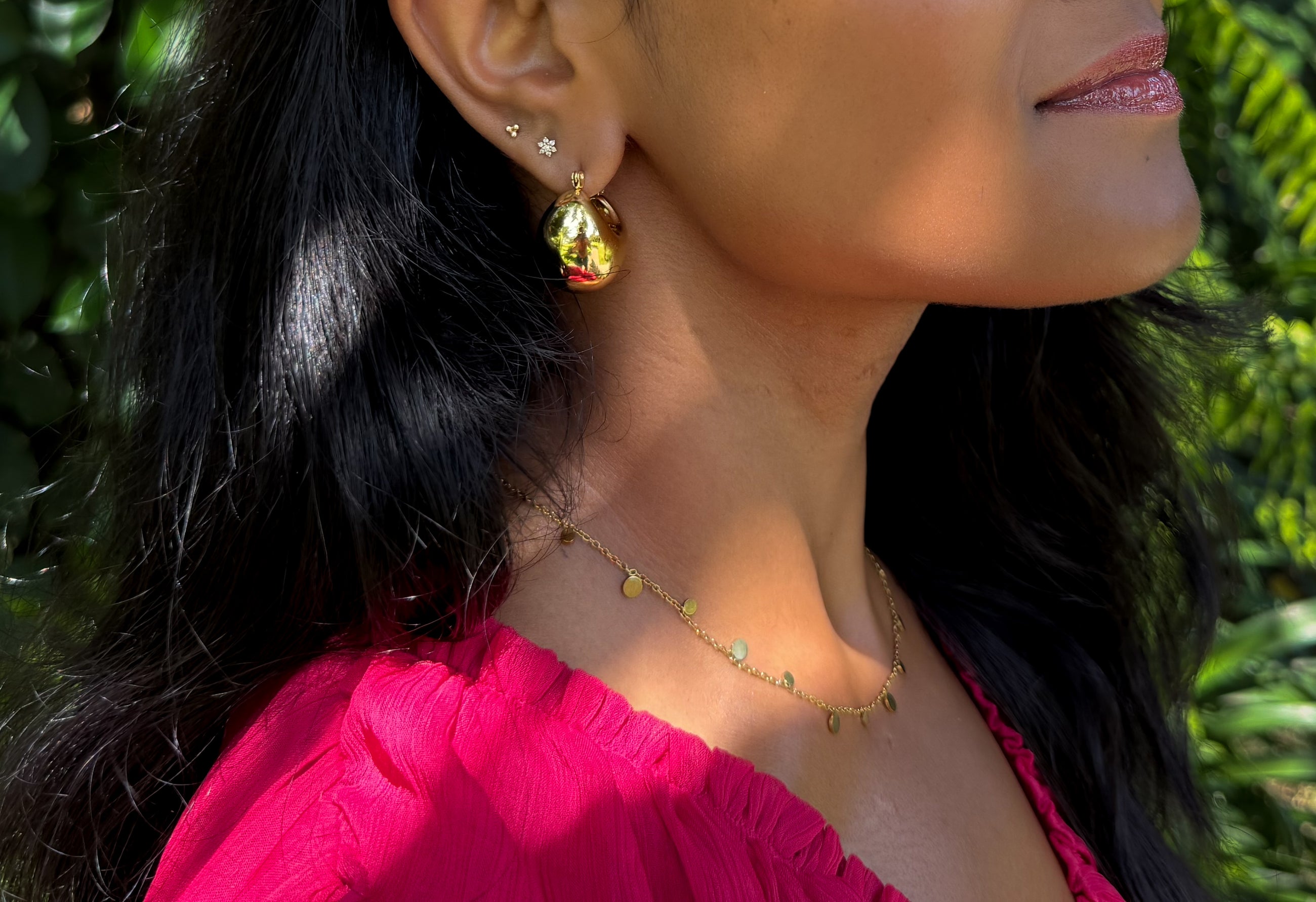 That Girl – Waterproof gouden oorbellen gedragen door model – Meena Rotterdam