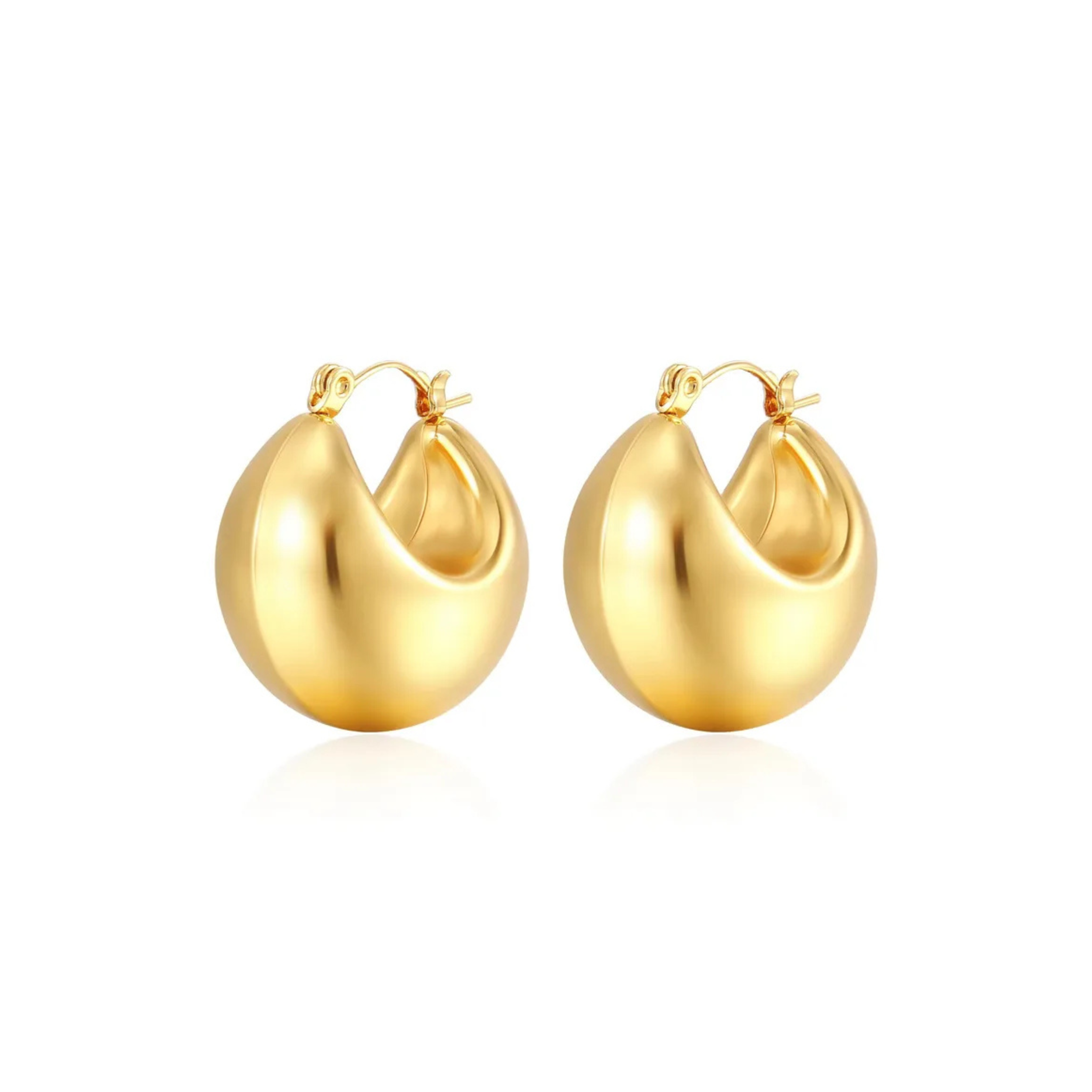 That Girl – Waterproof gouden oorbellen op witte achtergrond – Meena Rotterdam