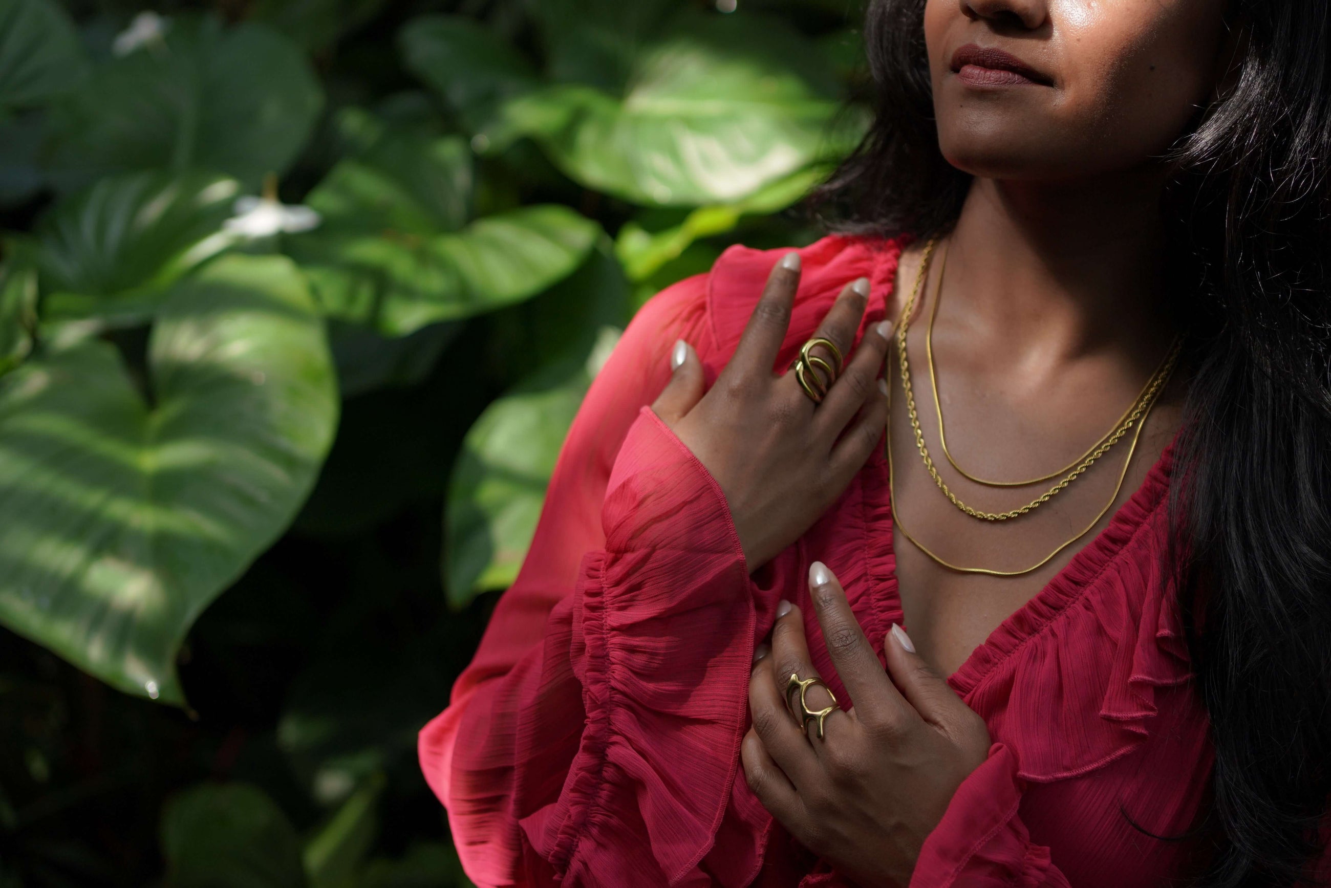 Trio – Gouden ketting gedragen op model – Meena Rotterdam