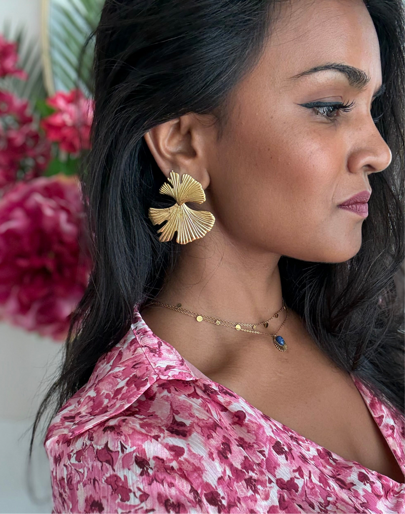 Fleur – Gouden oorbellen gedragen op model – Meena Rotterdam
