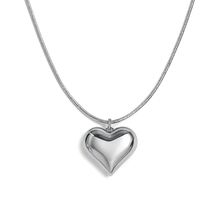 Sweetheart– Waterproof zilveren ketting op witte achtergrond – Meena Rotterdam