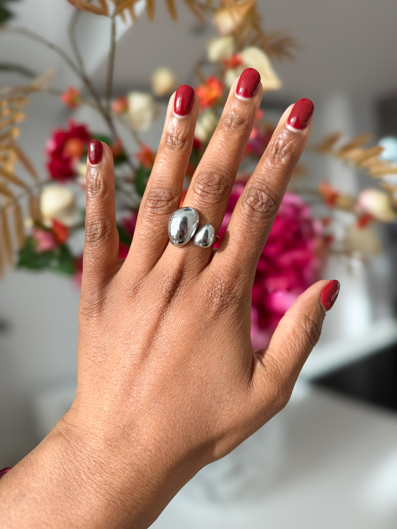 Bold – Waterproof zilveren ring op model – Meena Rotterdam