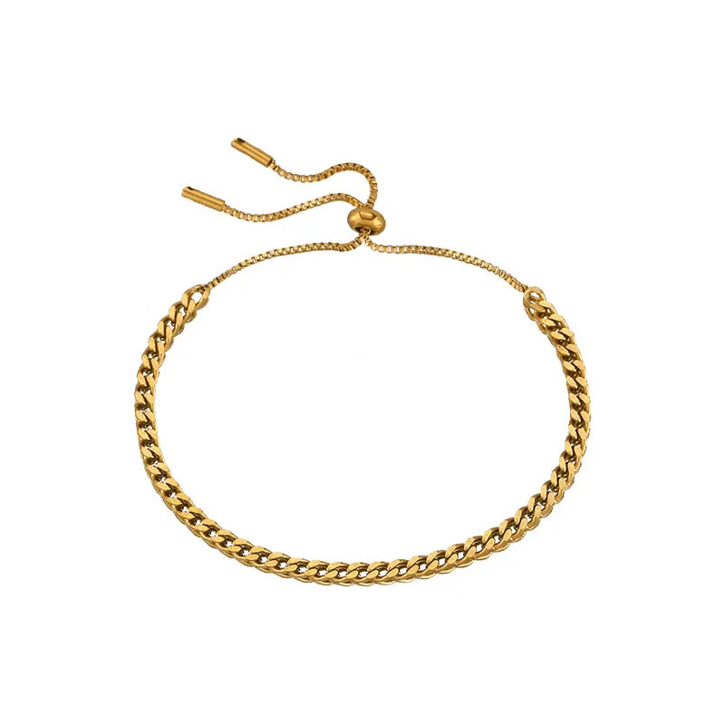 Charming – Waterproof gouden armband op witte achtergrond – Meena Rotterdam