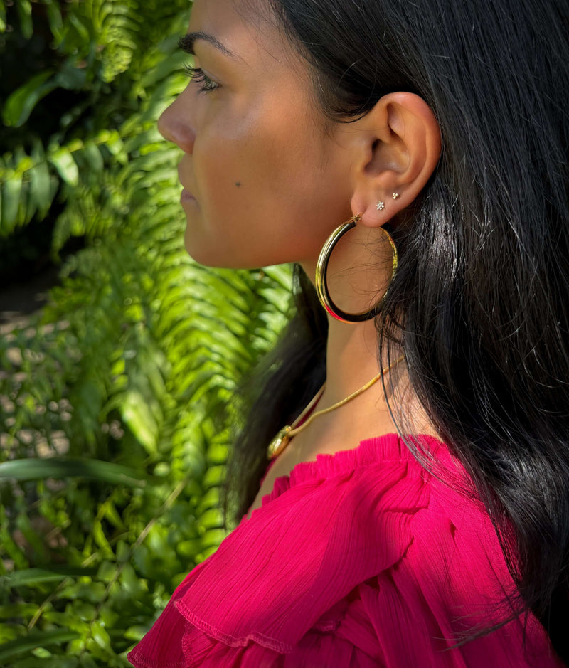 Classic Hoops – Gouden oorbellen gedragen op model – Meena Rotterdam