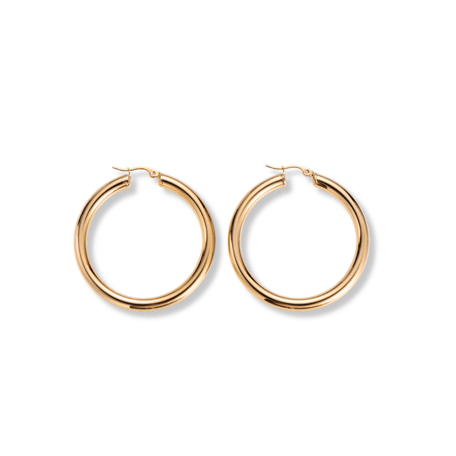 Classic Hoops – Waterproof gouden oorbellen op witte achtergrond – Meena Rotterdam
