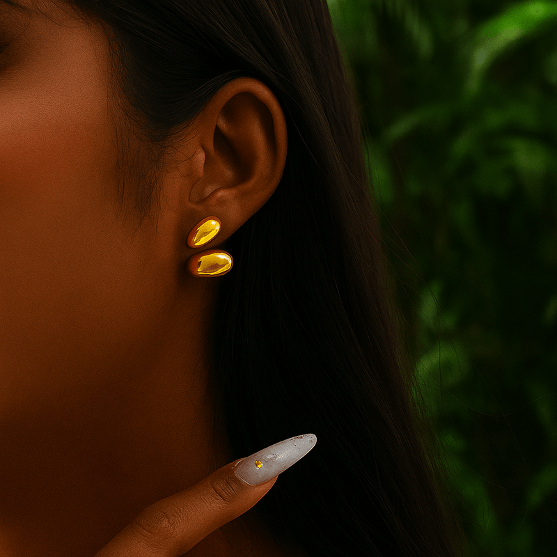 Classy – Gouden oorbellen gedragen op model – Meena Rotterdam