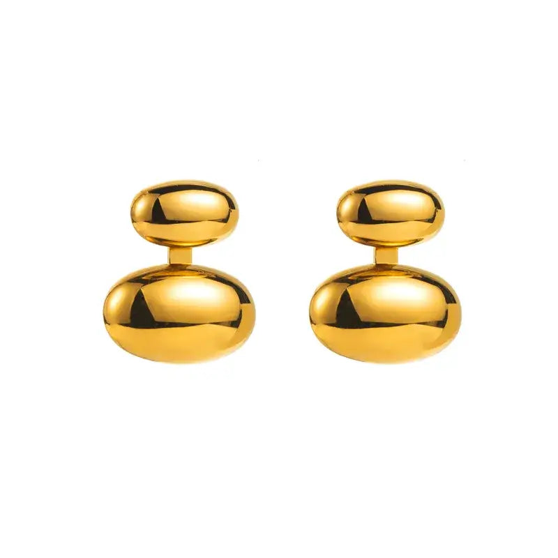 Classy – Waterproof gouden oorbellen op witte achtergrond – Meena Rotterdam
