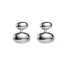Classy – Waterproof zilveren oorbellen op witte achtergrond – Meena Rotterdam
