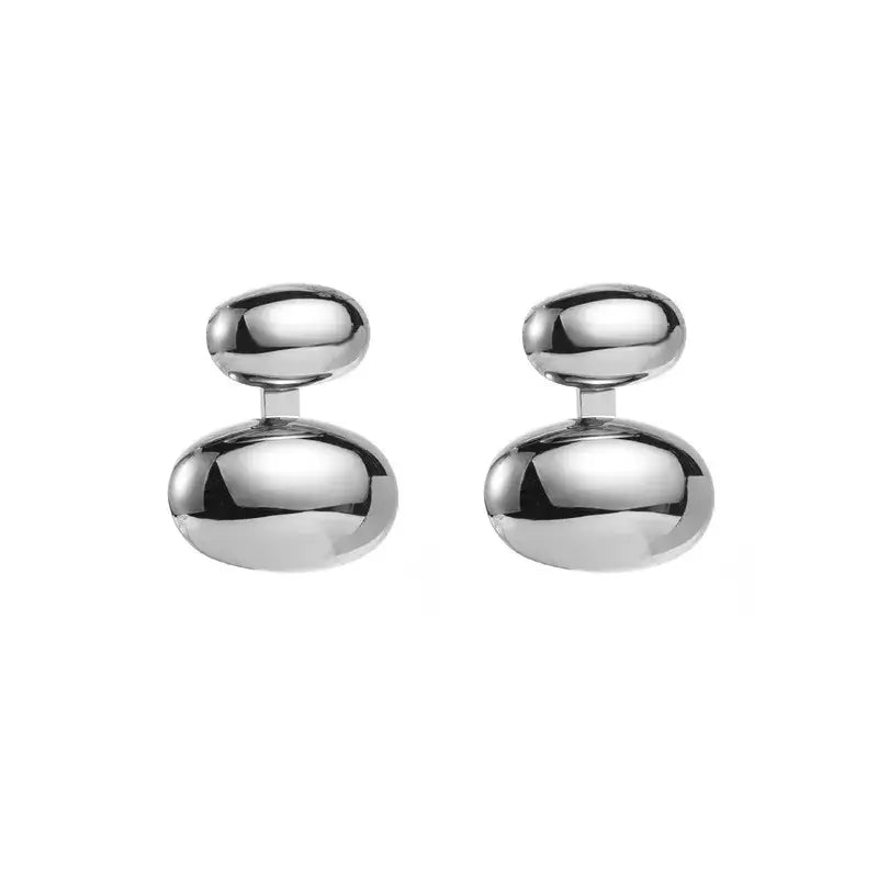 Classy – Waterproof zilveren oorbellen op witte achtergrond – Meena Rotterdam
