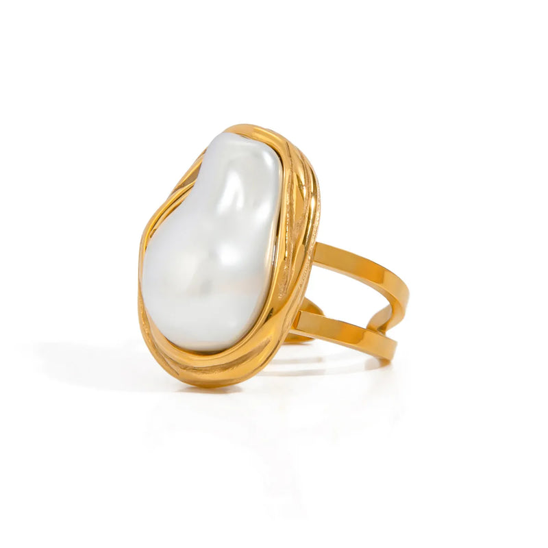 Dashing – Waterproof gouden ring op witte achtergrond – Meena Rotterdam
