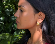 Decadent – Gouden oorbellen gedragen op model – Meena Rotterdam