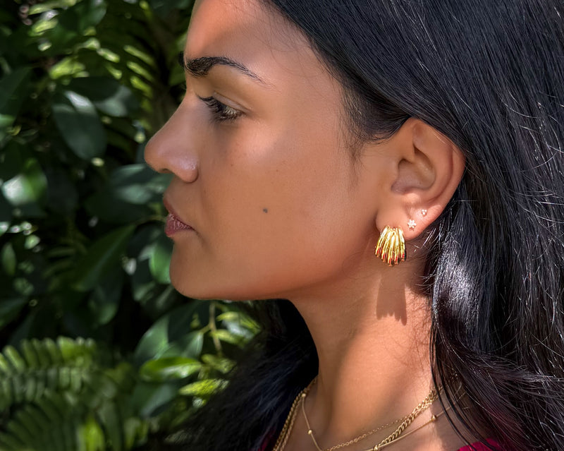 Decadent – Gouden oorbellen gedragen op model – Meena Rotterdam