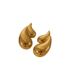 Double drop – Waterproof gouden oorbellen op witte achtergrond – Meena Rotterdam