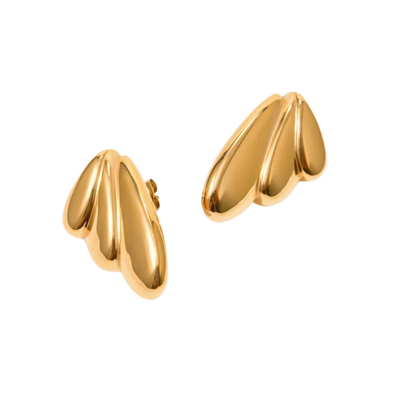 Drops – Waterproof gouden oorbellen op witte achtergrond – Meena Rotterdam