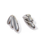 Drops – Waterproof zilveren oorbellen op witte achtergrond – Meena Rotterdam