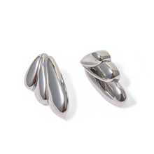Drops – Waterproof zilveren oorbellen op witte achtergrond – Meena Rotterdam