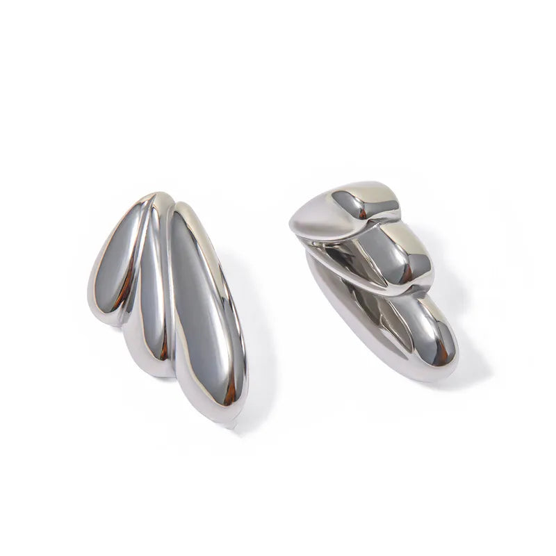 Drops – Waterproof zilveren oorbellen op witte achtergrond – Meena Rotterdam
